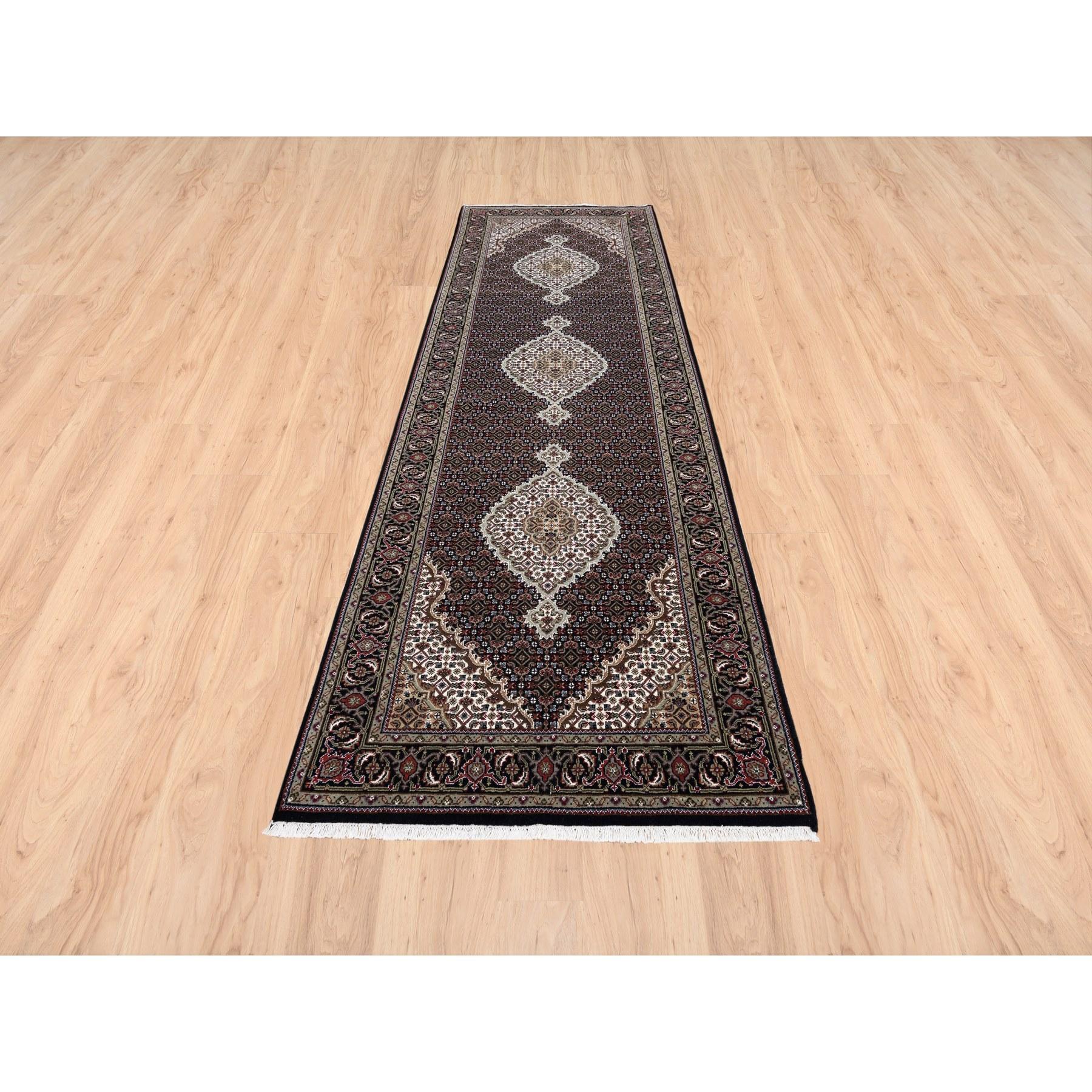Dies ist eine wirklich echte one-of-a-kind Wolle Schwarz Tabriz Mahi mit Fisch-Medaillons Design Hand geknüpft breite Läufer Orientteppich. Es wurde monatelang in jahrhundertealten persischen Webtechniken von erfahrenen Kunsthandwerkern