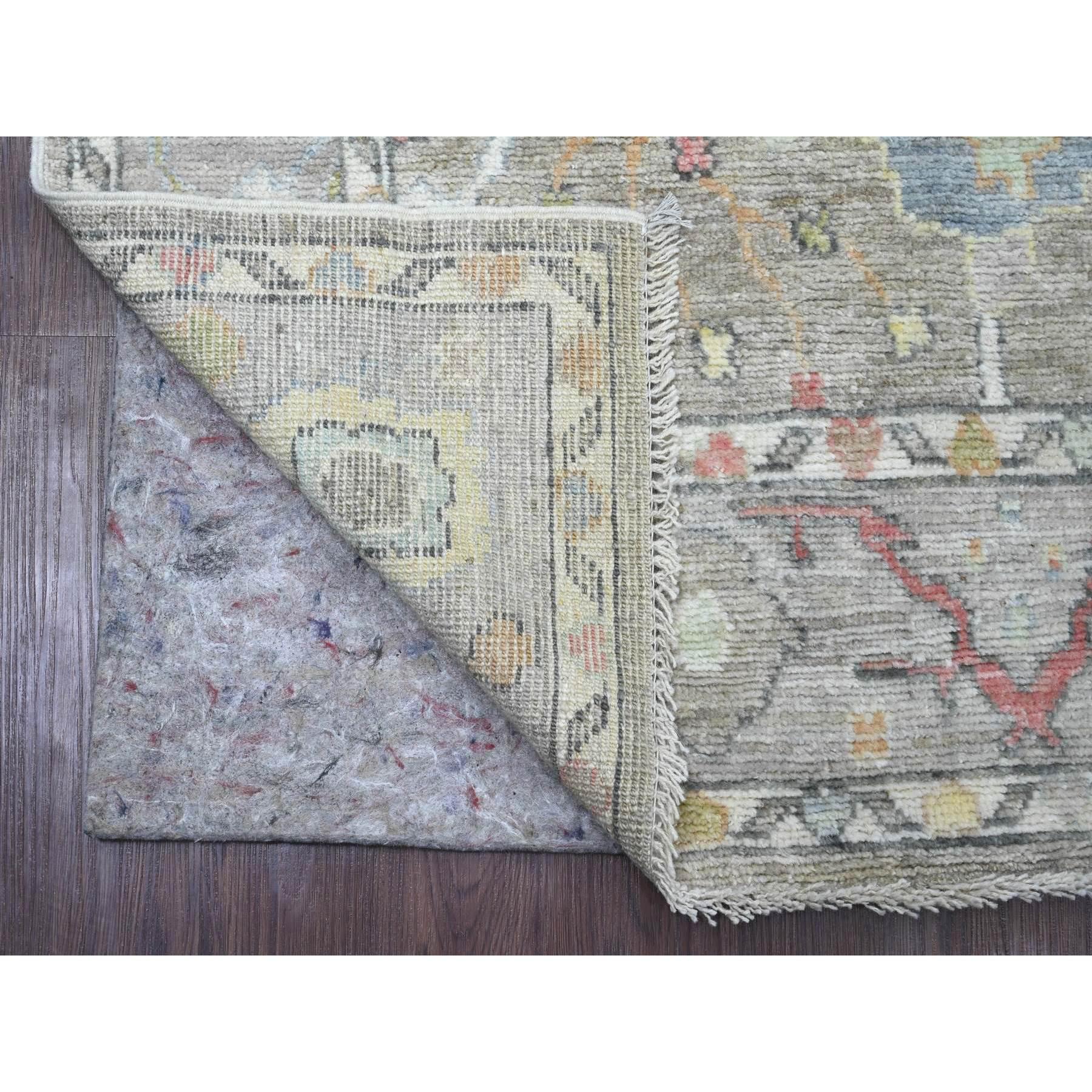 Fossilgrau, Handgeknüpft, Afghanischer Angora Oushak mit buntem Blattmuster, Pflanzenfarben, 100% Wolle, Läufer, Orientteppich
Primäre MATERIALIEN: Wolle
Latex: Kein Flor 
Höhe: 0,25 Zoll
Stil: Transitional
Grundfarbe: Grau
Sekundäre Farben: Rot,