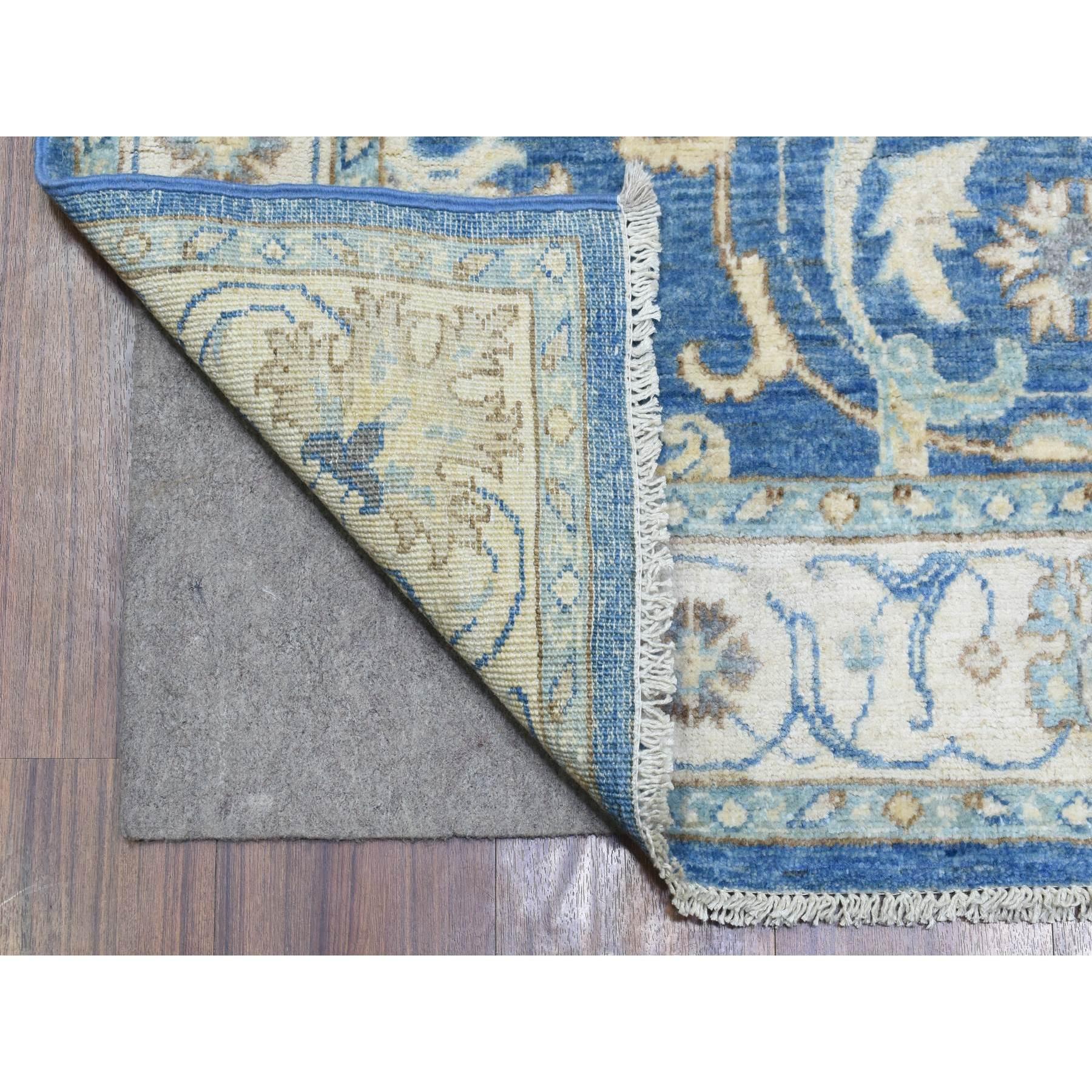 Si tratta di un autentico esemplare unico di Tappeto Orientale Blu Zaffiro, Fine Peshawar con Design/One, Tinture Naturali, Trama Densa, Lana Morbida e Vellutata Annodata a Mano, Ampio Runner. È stato annodato per mesi e mesi nei secolari laboratori