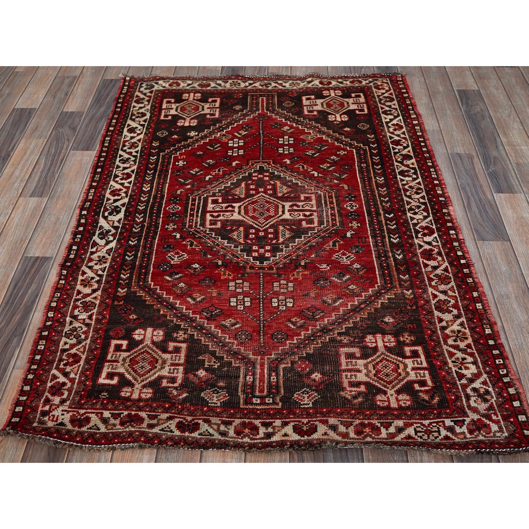 Rosso cremisi, Shiraz persiano d'epoca con figurine di piccoli animali, disegno geometrico a medaglione, rasato, zero peli, lati ed estremità fissati professionalmente, pulito, annodato a mano, 100% lana, Tappeto orientale
Materiali primari: