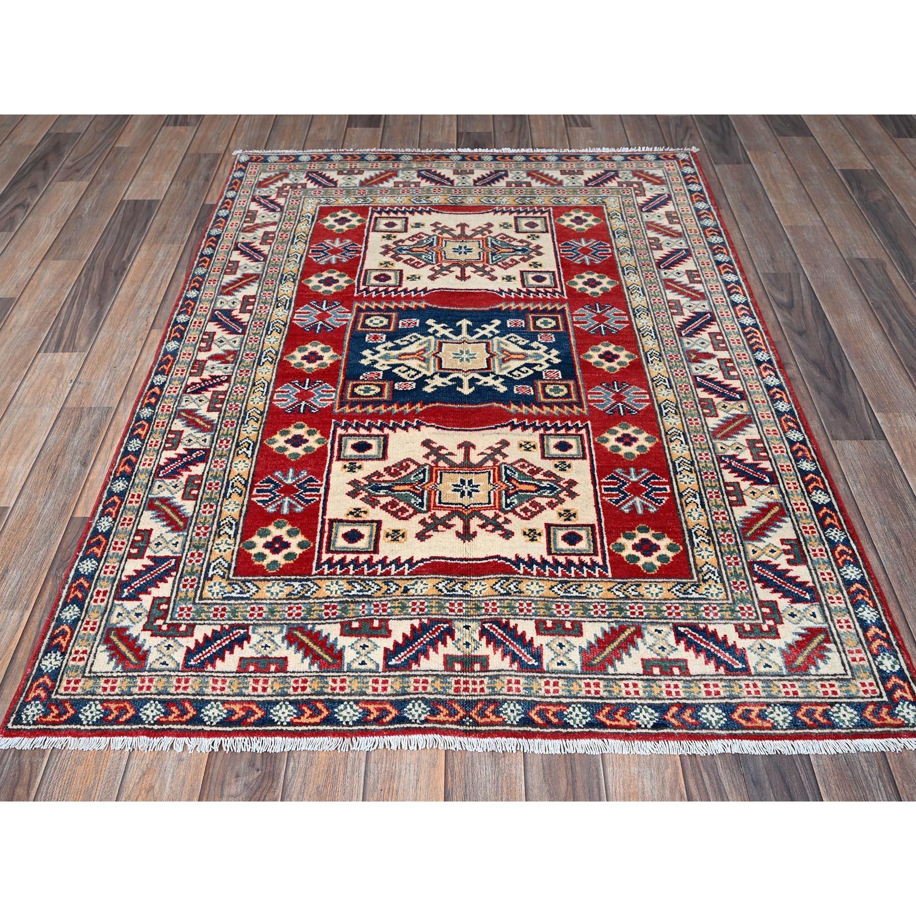 Rosso cremisi, Kazak con disegno di medaglioni geometrici, annodato a mano, lana morbida e vellutata, tinture vegetali, trama più densa, Tappeto orientale
Materiali primari: Lana
Lattice: No Pile 
altezza: 0,25 pollici
Stile: Tradizionale
Colore