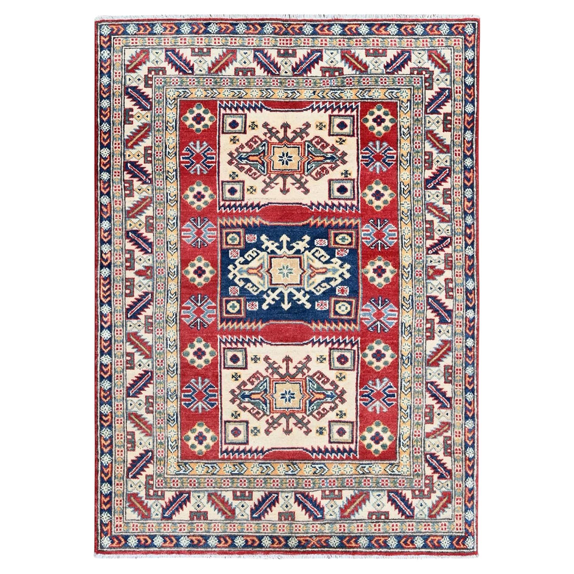 3'9 "x5'3" Kazak rosso con disegno geometrico di medaglioni annodato a mano in lana morbida