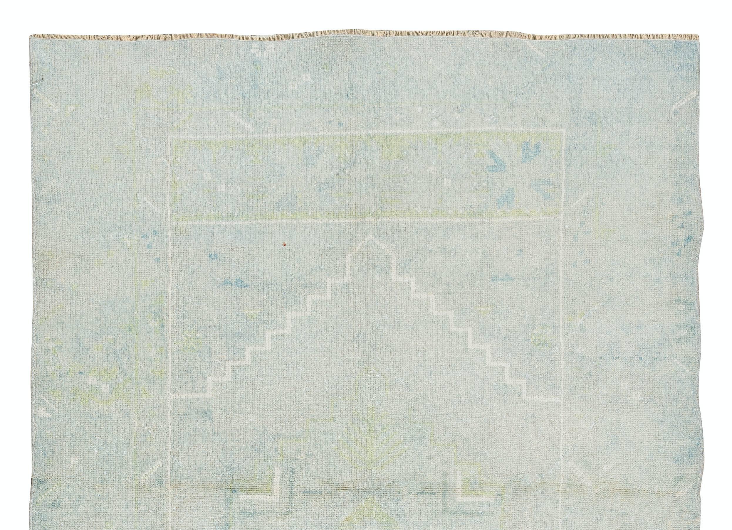 3.9x5.6 Ft Geometrischer handgefertigter Teppich mit zentralem Anatolischen Sonnenakzent aus der Mitte des Jahrhunderts (Türkisch) im Angebot