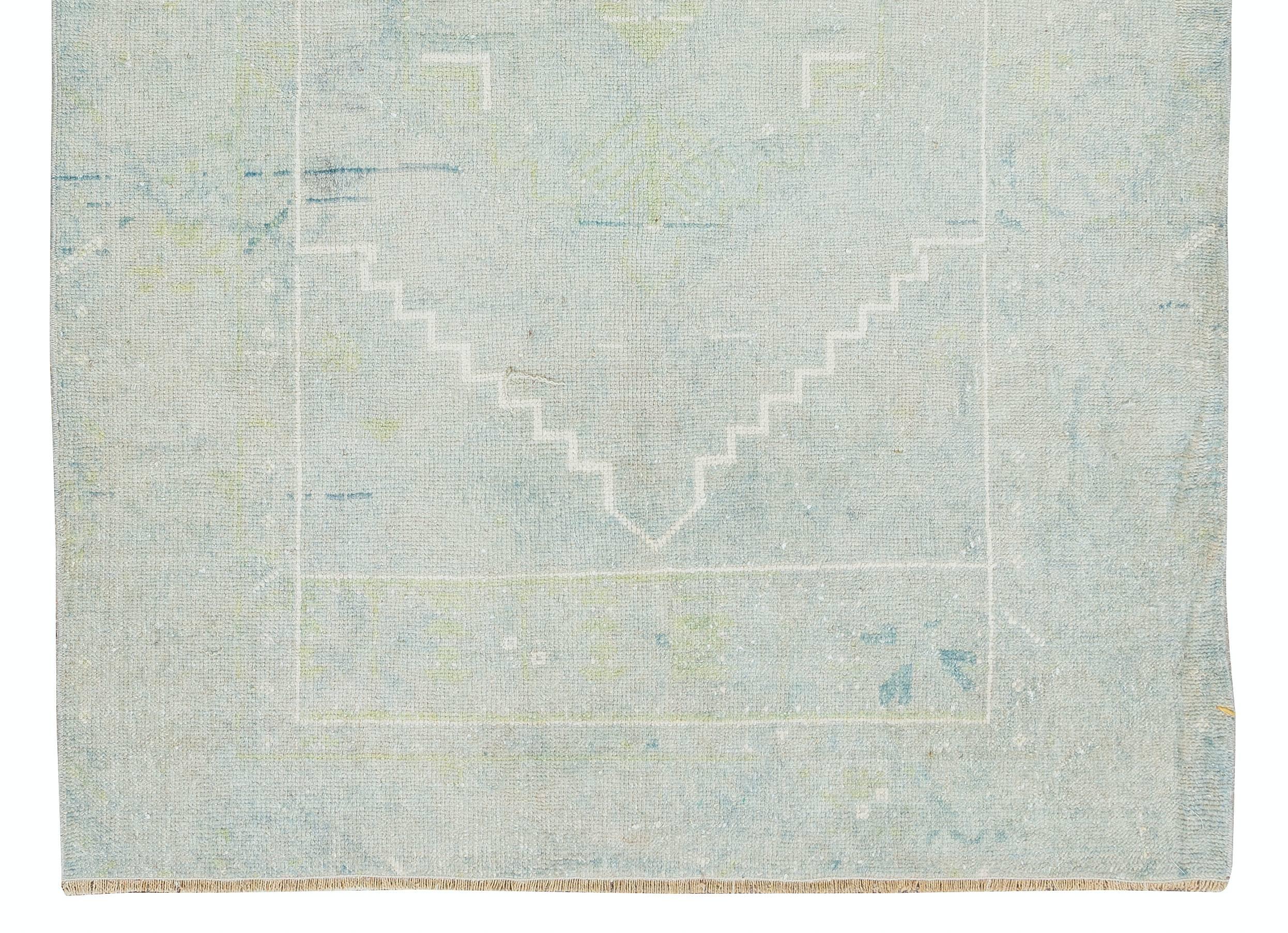 3.9x5.6 Ft Geometrischer handgefertigter Teppich mit zentralem Anatolischen Sonnenakzent aus der Mitte des Jahrhunderts (Handgeknüpft) im Angebot
