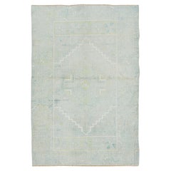 3.9x5.6 Ft Geometrischer handgefertigter Teppich mit zentralem Anatolischen Sonnenakzent aus der Mitte des Jahrhunderts