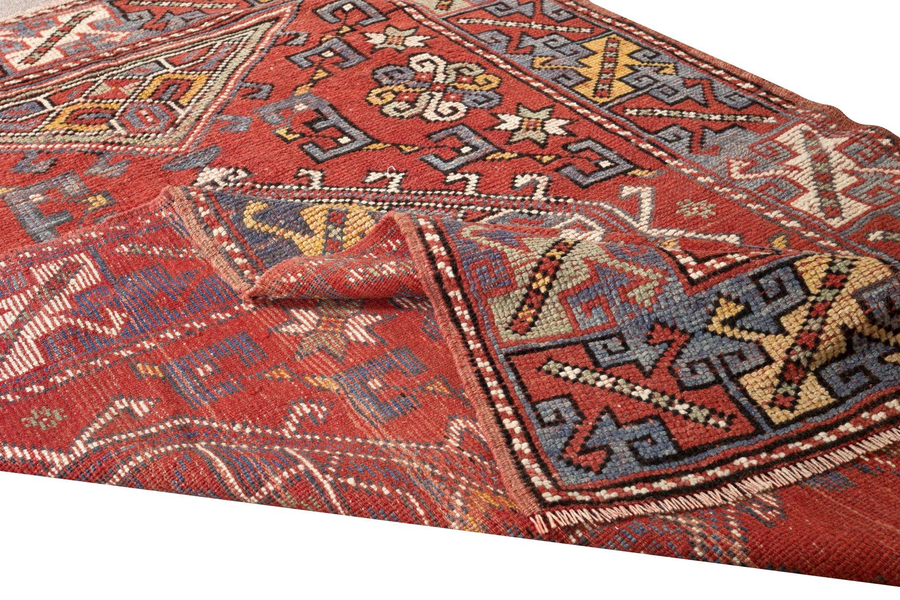 Handgefertigter roter türkischer Teppich in geometrischem Design, 3.9x5.7 Fuß (Stammeskunst) im Angebot