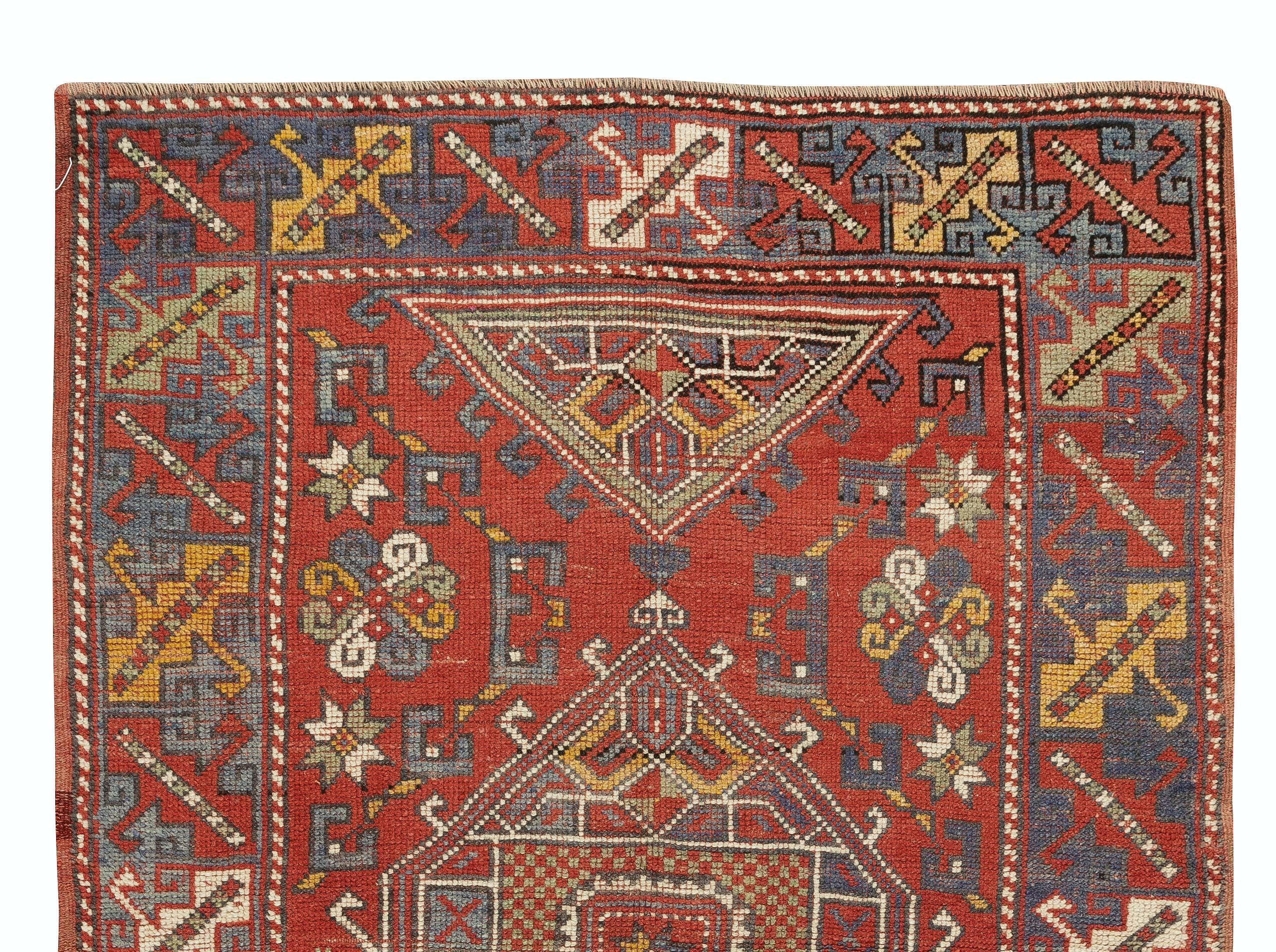 Handgefertigter roter türkischer Teppich in geometrischem Design, 3.9x5.7 Fuß (Türkisch) im Angebot