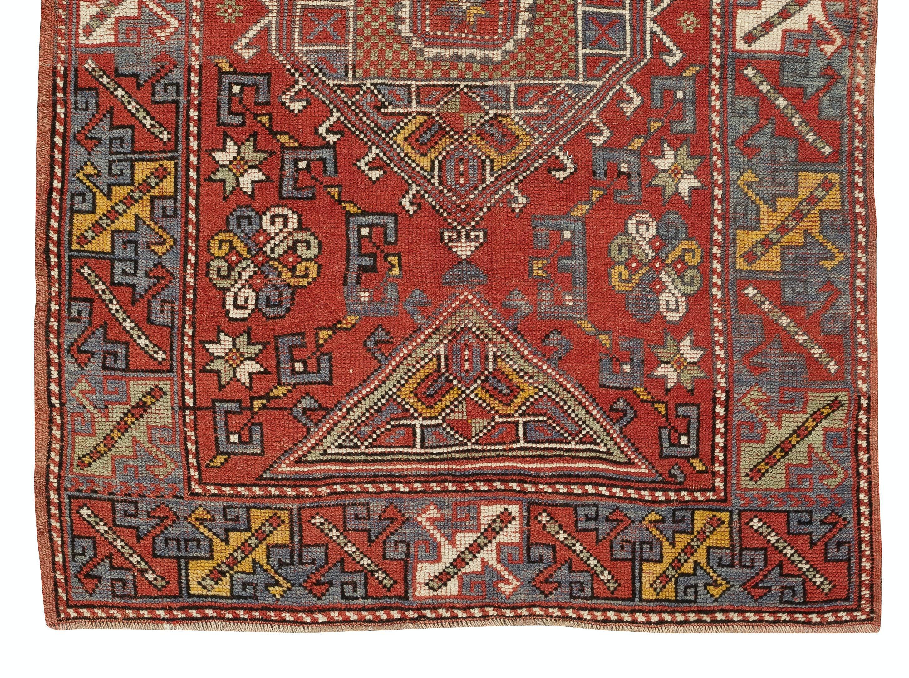 Handgefertigter roter türkischer Teppich in geometrischem Design, 3.9x5.7 Fuß (Handgeknüpft) im Angebot