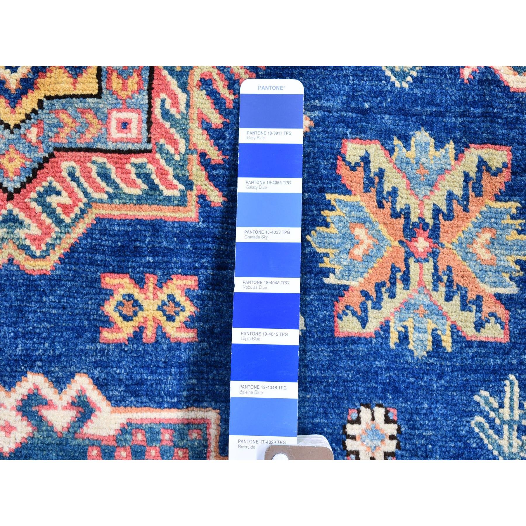 Il s'agit d'un véritable tapis d'Orient noué à la main, 100% laine Super Kazak Denim Blue, au design géométrique. Il a été tissé pendant des mois et des mois selon les techniques séculaires de l'artisanat persan par des artisans experts.
Matières