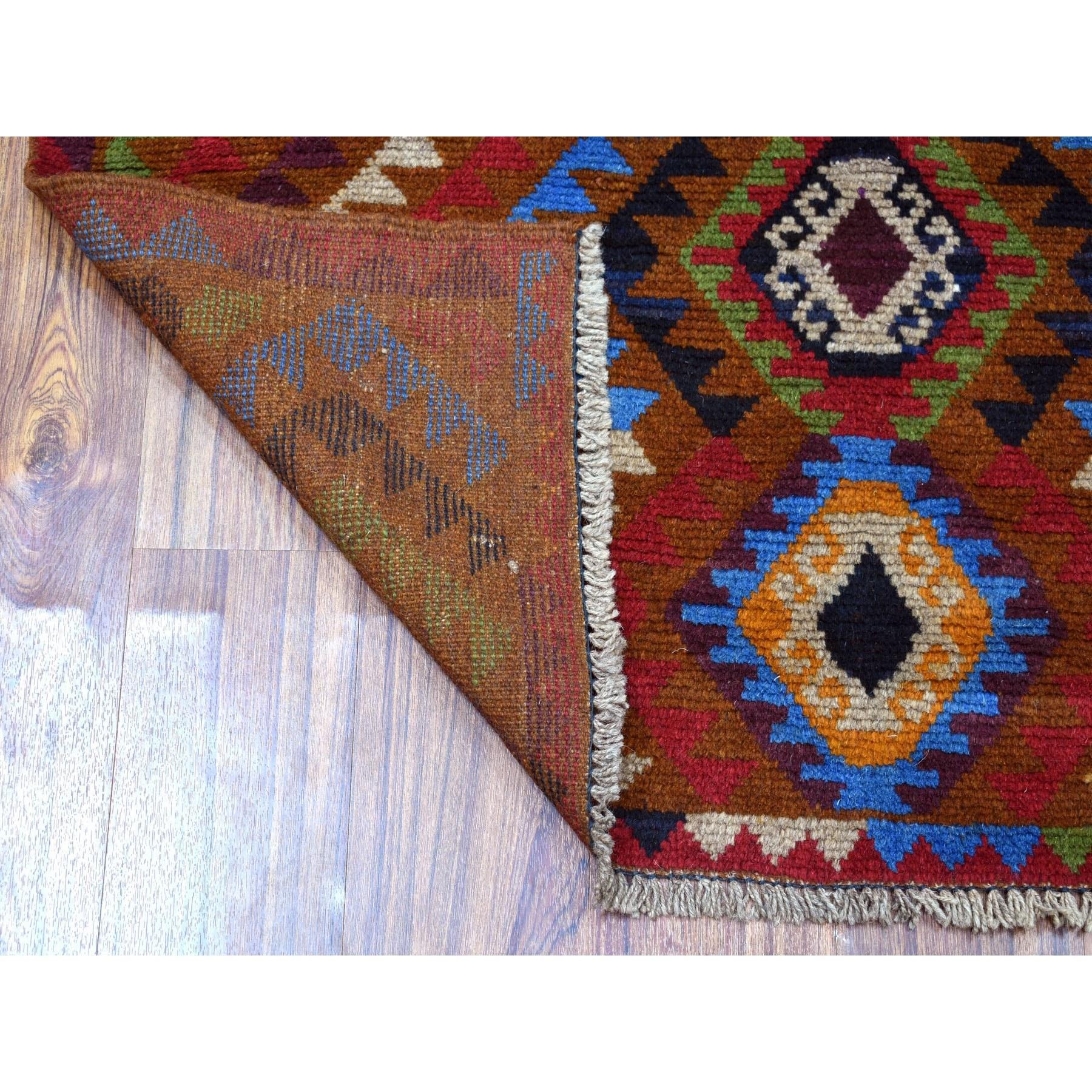 Il s'agit d'un véritable tapis d'Orient en laine pure, noué à la main, de couleur marron, avec un design géométrique afghan Baluch. Il a été tissé pendant des mois et des mois selon les techniques séculaires de l'artisanat persan par des artisans