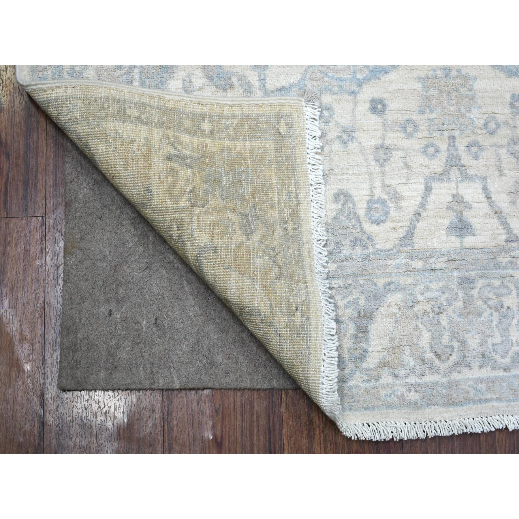 Dies ist ein wirklich echtes Unikat aus elfenbeinfarbener reiner Wolle mit natürlichen Farbstoffen, handgeknüpft mit Stone Wash Peshawar Teppich. Es wurde monatelang von erfahrenen Kunsthandwerkern in jahrhundertealten Webtechniken geknüpft.
Primäre