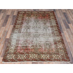 Alfombra Farsiana Shiraz vintage, de 3'9" x 6', en tonos terracota, de lana desgastada y anudada a mano