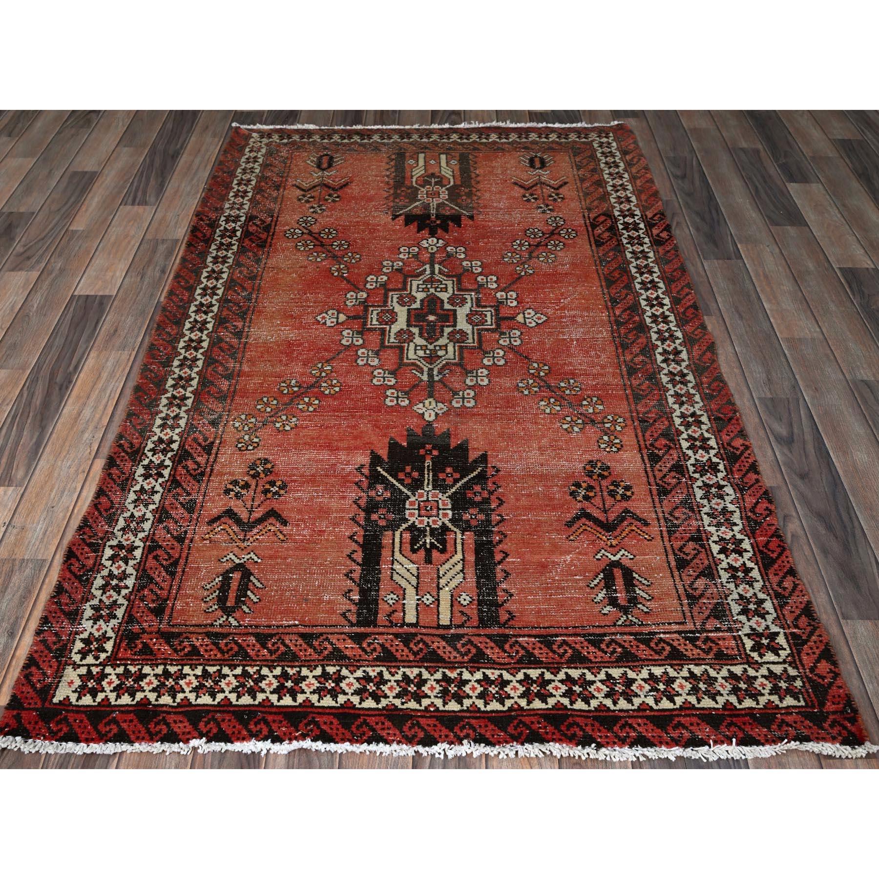 Blush Red, Vintage Persian Baluch mit geometrischem Muster, rasiert niedrig, Null Flor, gleichmäßig abgenutzt, Seiten und Enden professionell gesichert, sauber, handgeknüpft, 100% Wolle, Orientteppich
Primäre MATERIALIEN: Wolle
Latex: Kein Flor