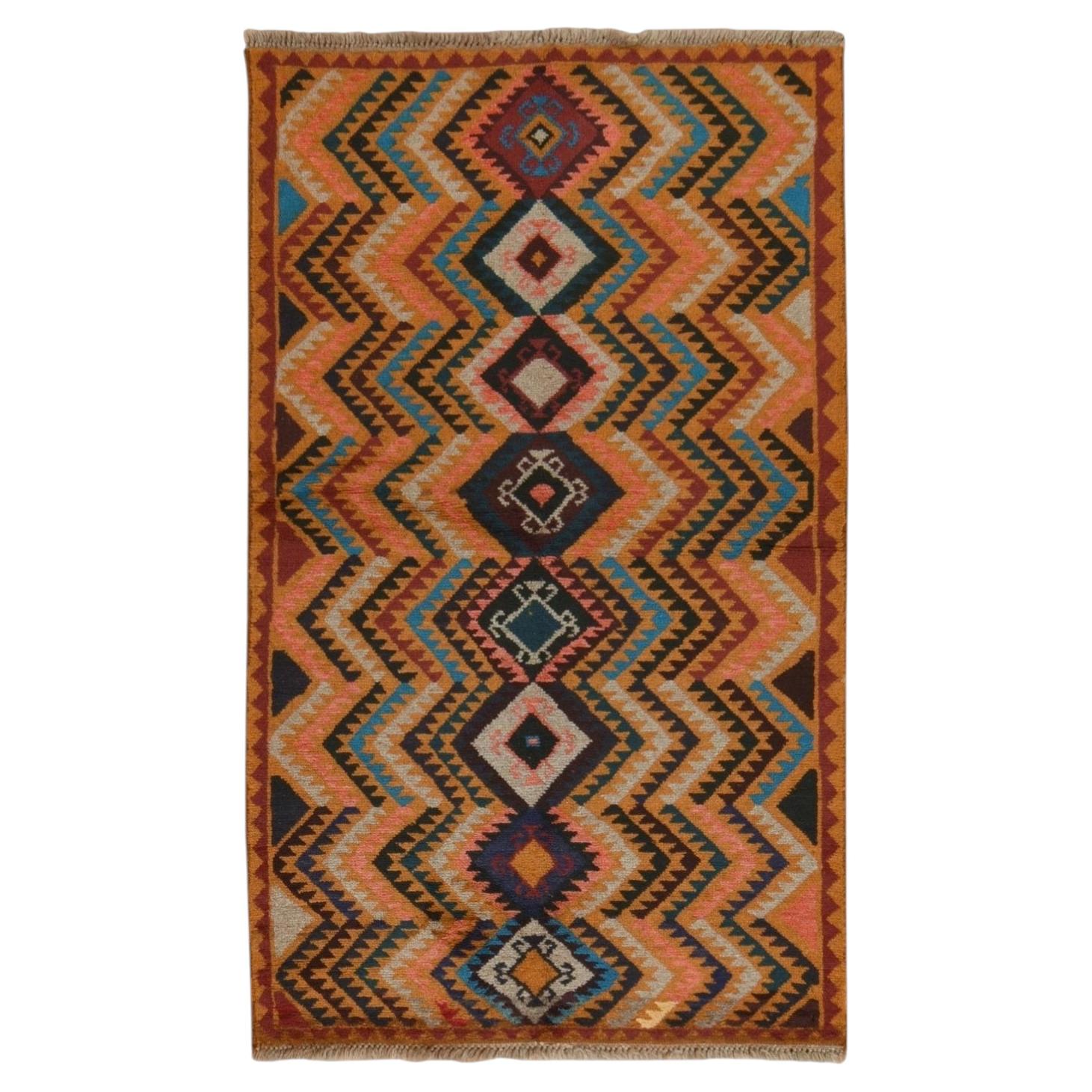 Tapis afghan baloutche marron de 3'9" x 6'3", à motifs géométriques, noué à la main en pure laine