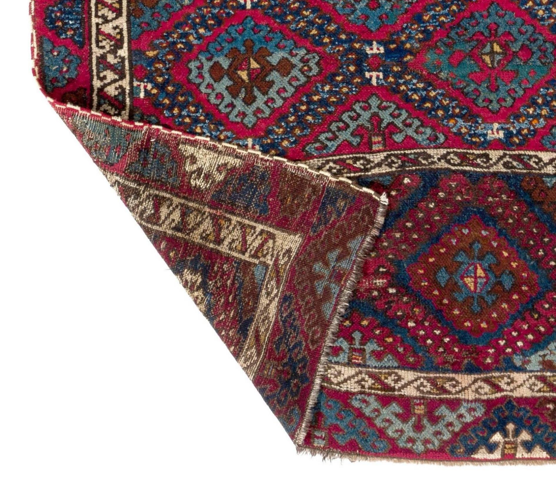 Un ancien tapis kurde d'Anatolie orientale. Finement noué à la main avec un poil de laine moyen et régulier sur une base de laine. Très bon état d'origine. Robustes et aussi propres qu'un tapis neuf (lavés en profondeur par des professionnels).