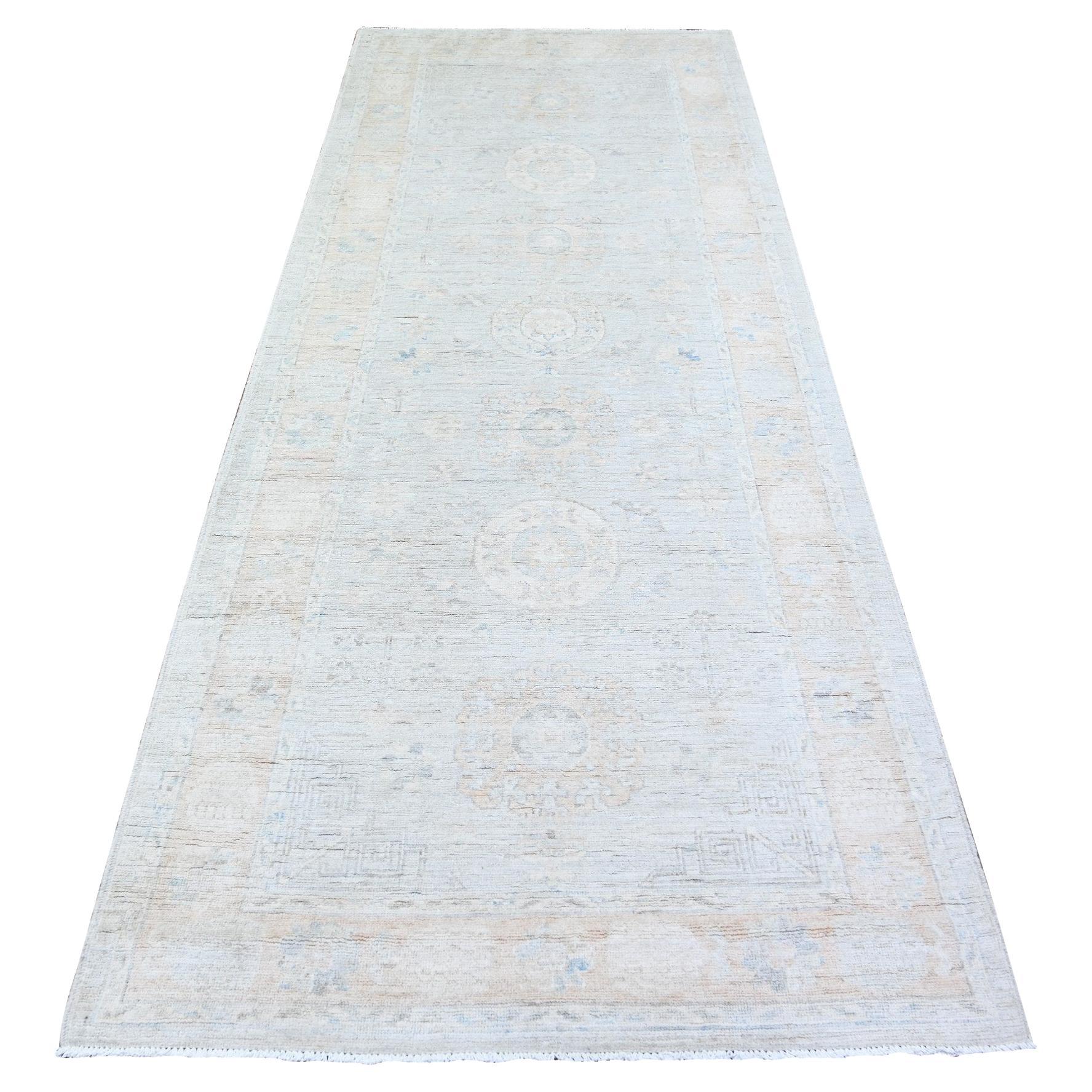 3'9"x9'7" Pastellgrauer, handgeknüpfter, breiter, weiß gewaschener Peshawar-Woll-Läufer mit weißer Waschung