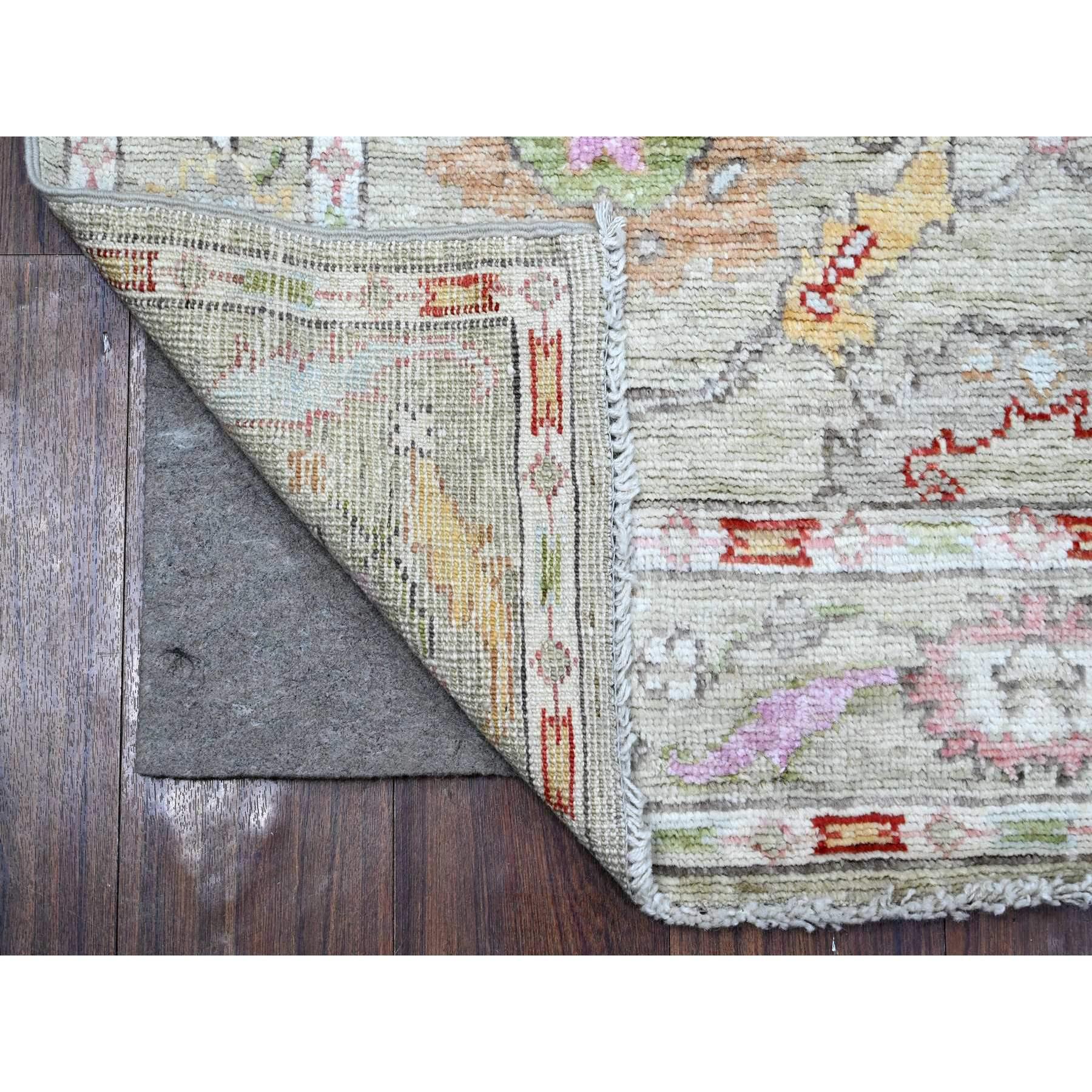 Ésta es una auténtica alfombra oriental de Angora Oushak, anudada a mano, de pura lana, única en su especie. Ha sido anudada durante meses y meses con técnicas artesanales de tejido centenarias por expertos artesanos.
Materiales primarios:
