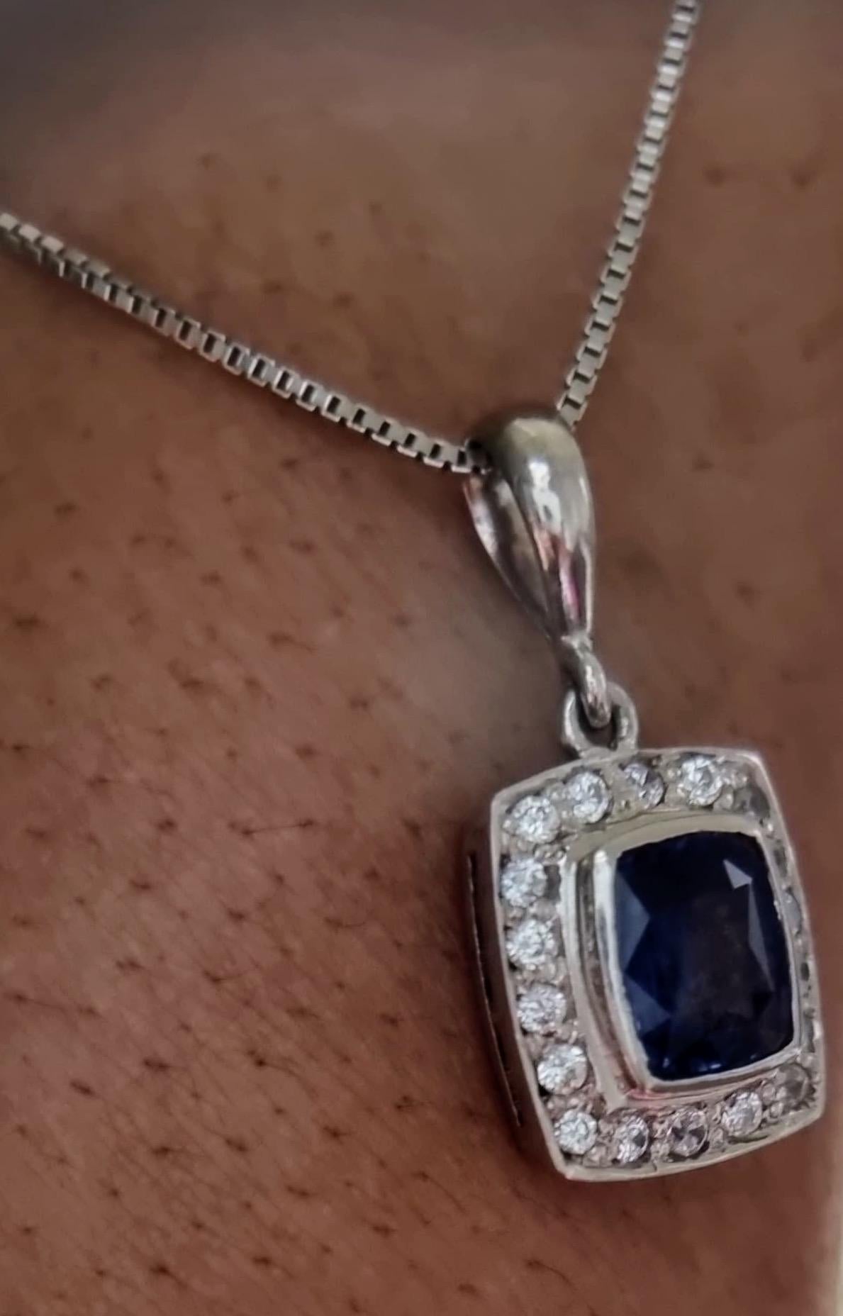 3ct Natural Blue Sapphire Pendant in Platinum-Coated Silver Measuring 13x11.7mm

This pendant features a stunning 8.4x7.2mm cushion-cut natural blue sapphire, weighing 3 carats, as its centerpiece. The sapphire's deep blue hue is highlighted by 20