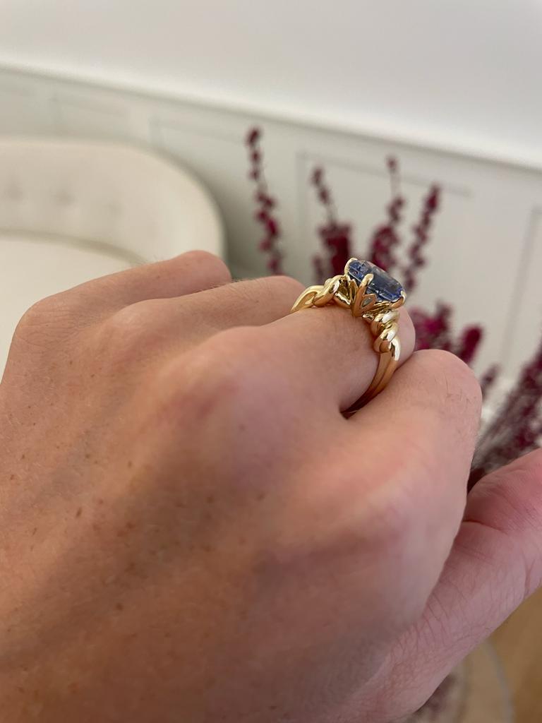 En vente :  Bague à nœud Forget Me en or jaune 18 carats avec saphir bleu de Ceylan de 3 carats, taille coussin 11