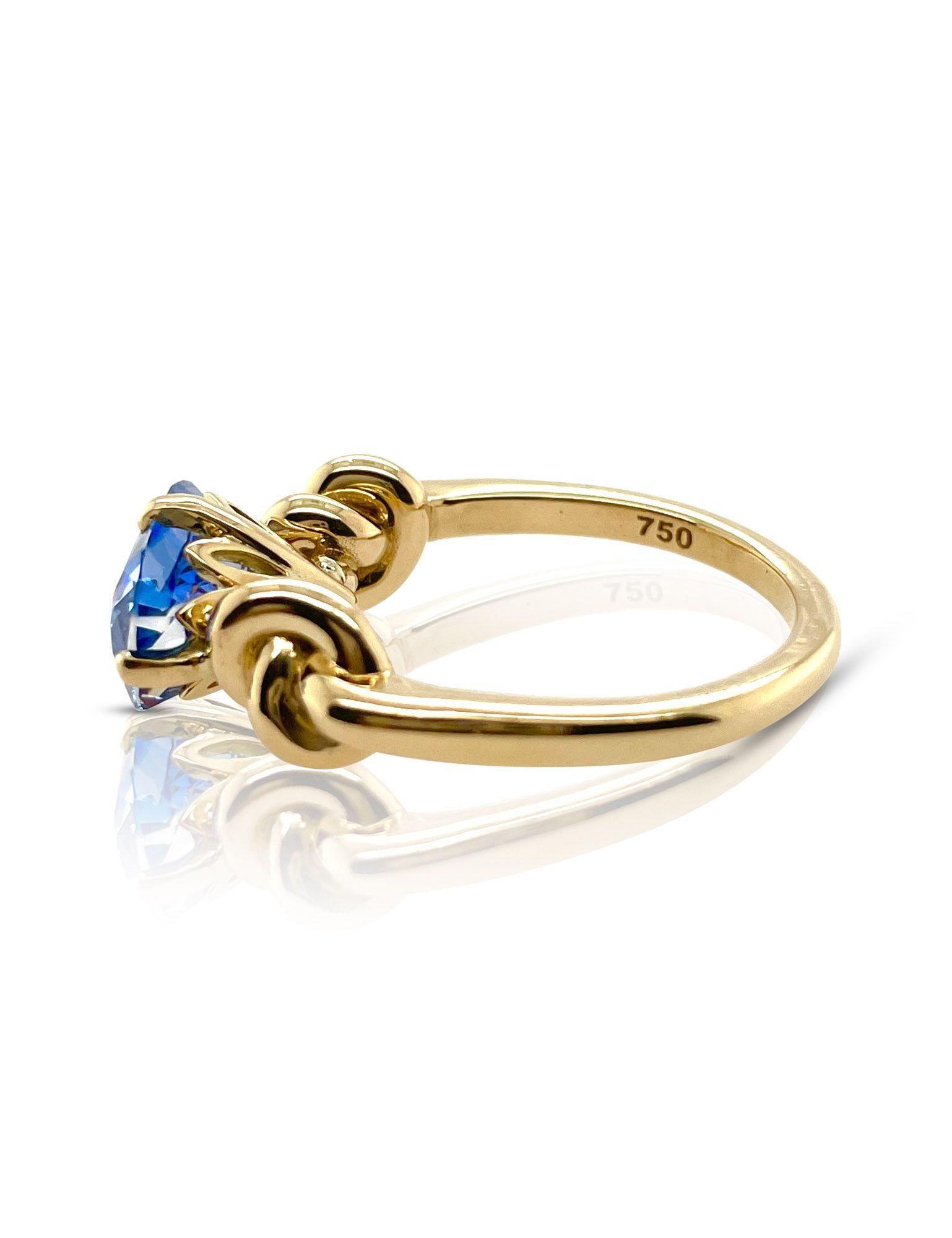 En vente :  Bague à nœud Forget Me en or jaune 18 carats avec saphir bleu de Ceylan de 3 carats, taille coussin 13