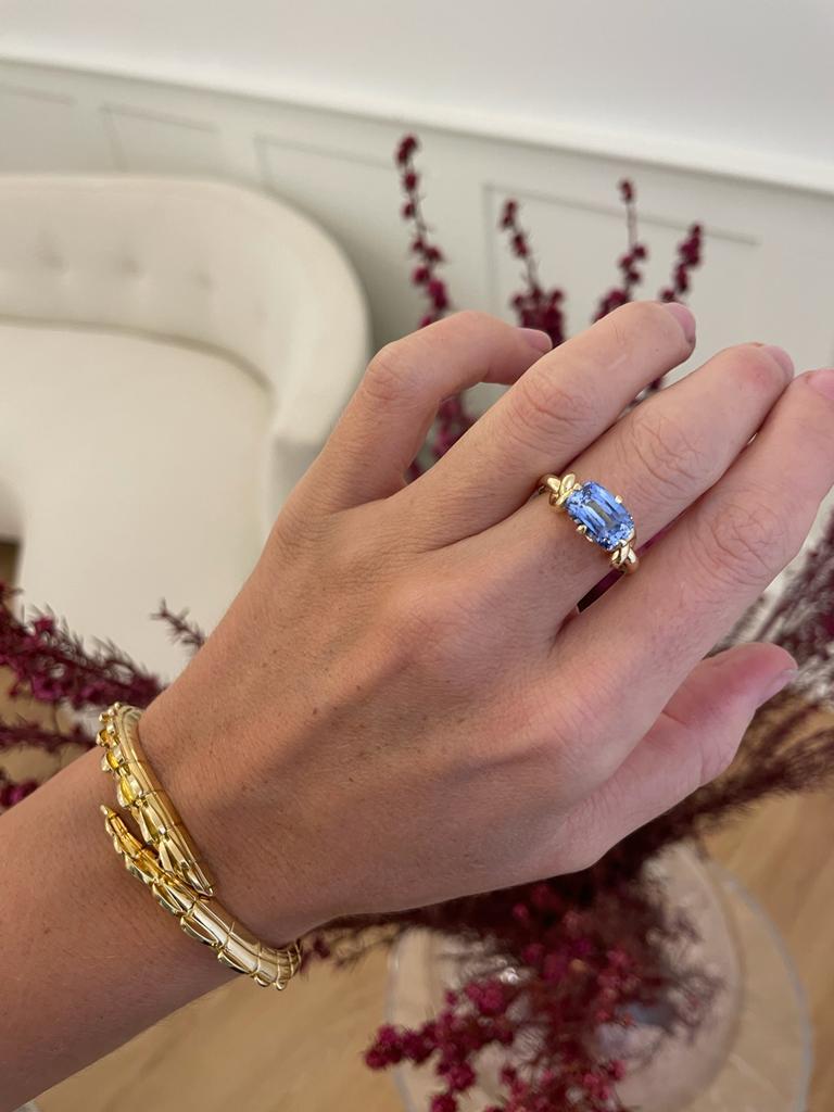 En vente :  Bague à nœud Forget Me en or jaune 18 carats avec saphir bleu de Ceylan de 3 carats, taille coussin 12