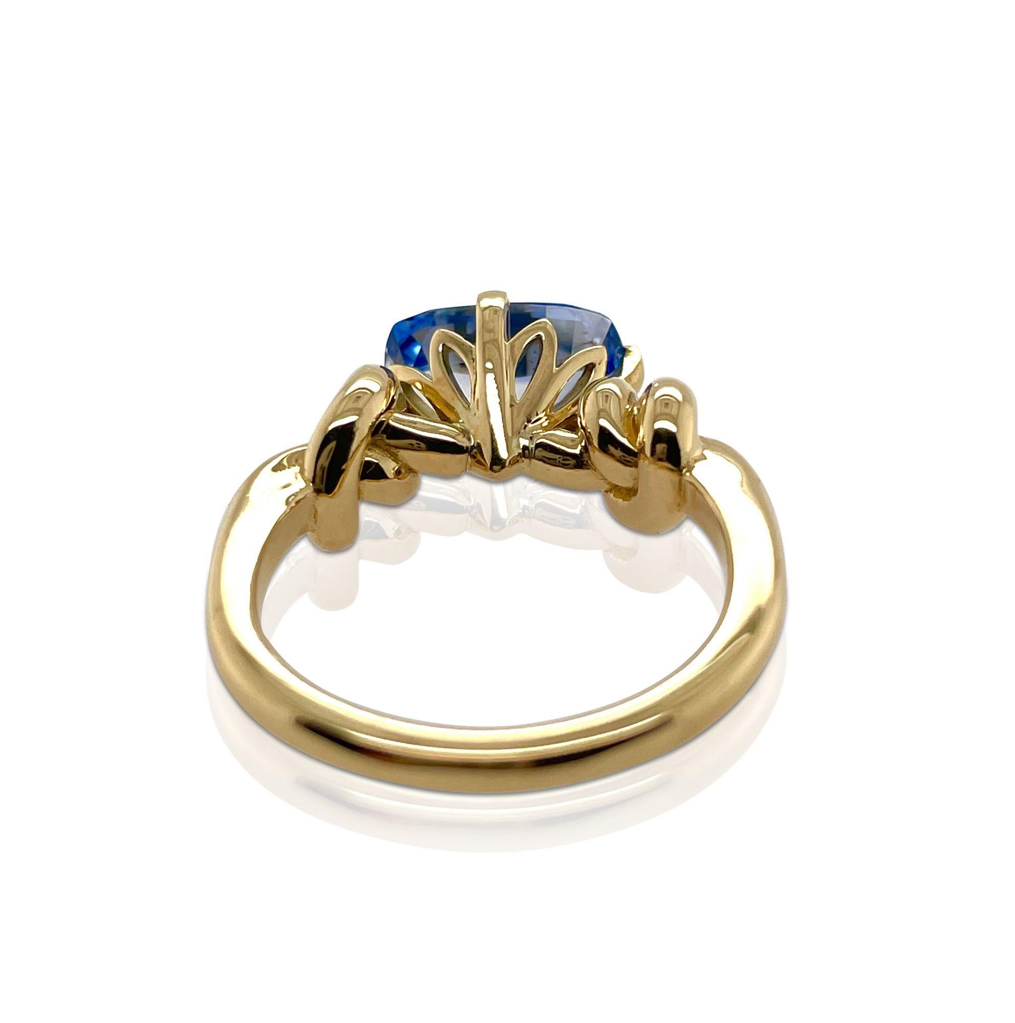 En vente :  Bague à nœud Forget Me en or jaune 18 carats avec saphir bleu de Ceylan de 3 carats, taille coussin 14