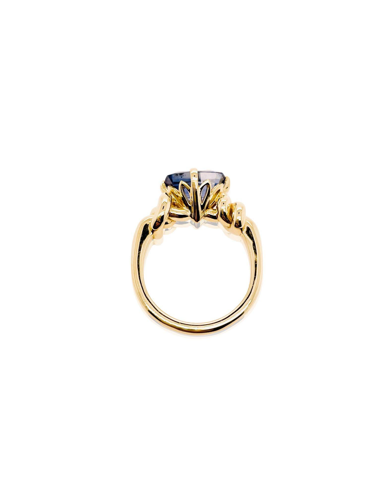 En vente :  Bague à nœud Forget Me en or jaune 18 carats avec saphir bleu de Ceylan de 3 carats, taille coussin 16