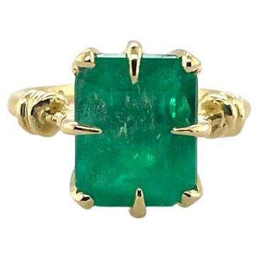 Im Angebot: 3 Karat kolumbianischer Smaragd Solitär Ring aus 18 Karat Gelbgold und Diamant () 2