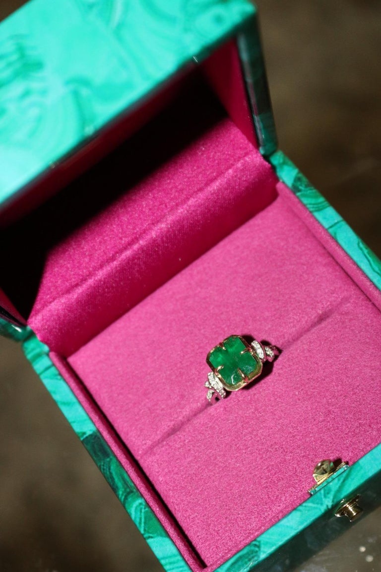 3ct Diamond and Emerald Forget Me Knot Solitaire Ring In New Condition For Sale In Brisbane, AU
