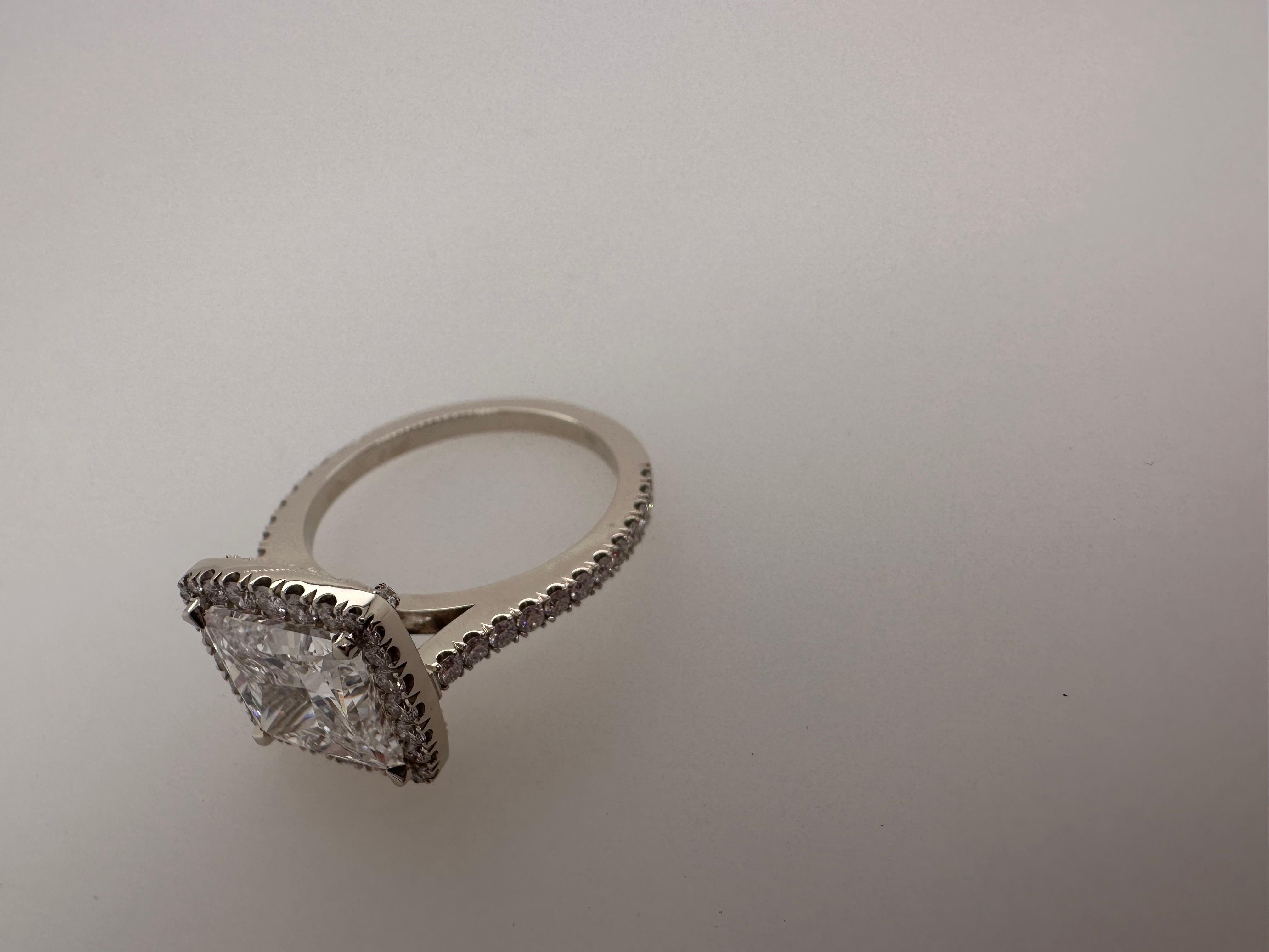 Taille brillant Bague de fiançailles en or 14kt avec un diamant de 3ct en vente