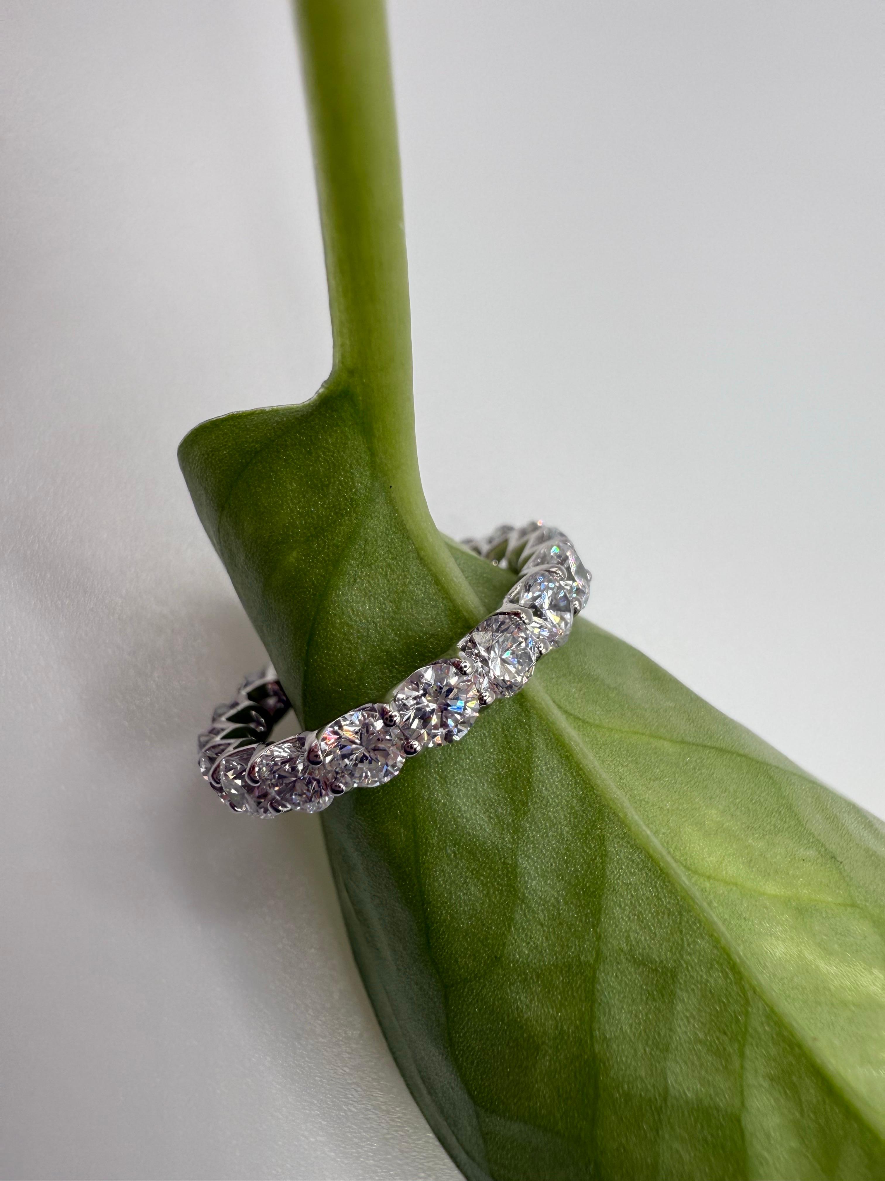 Alliance avec des diamants naturels de 3,5 mm chacun, dans un design de diamants flottants en or 18KT. Les diamants sont bien sertis car le design tulipe épouse chaque diamant, les tulipes inférieures ont un coussin et sont super confortables sur la
