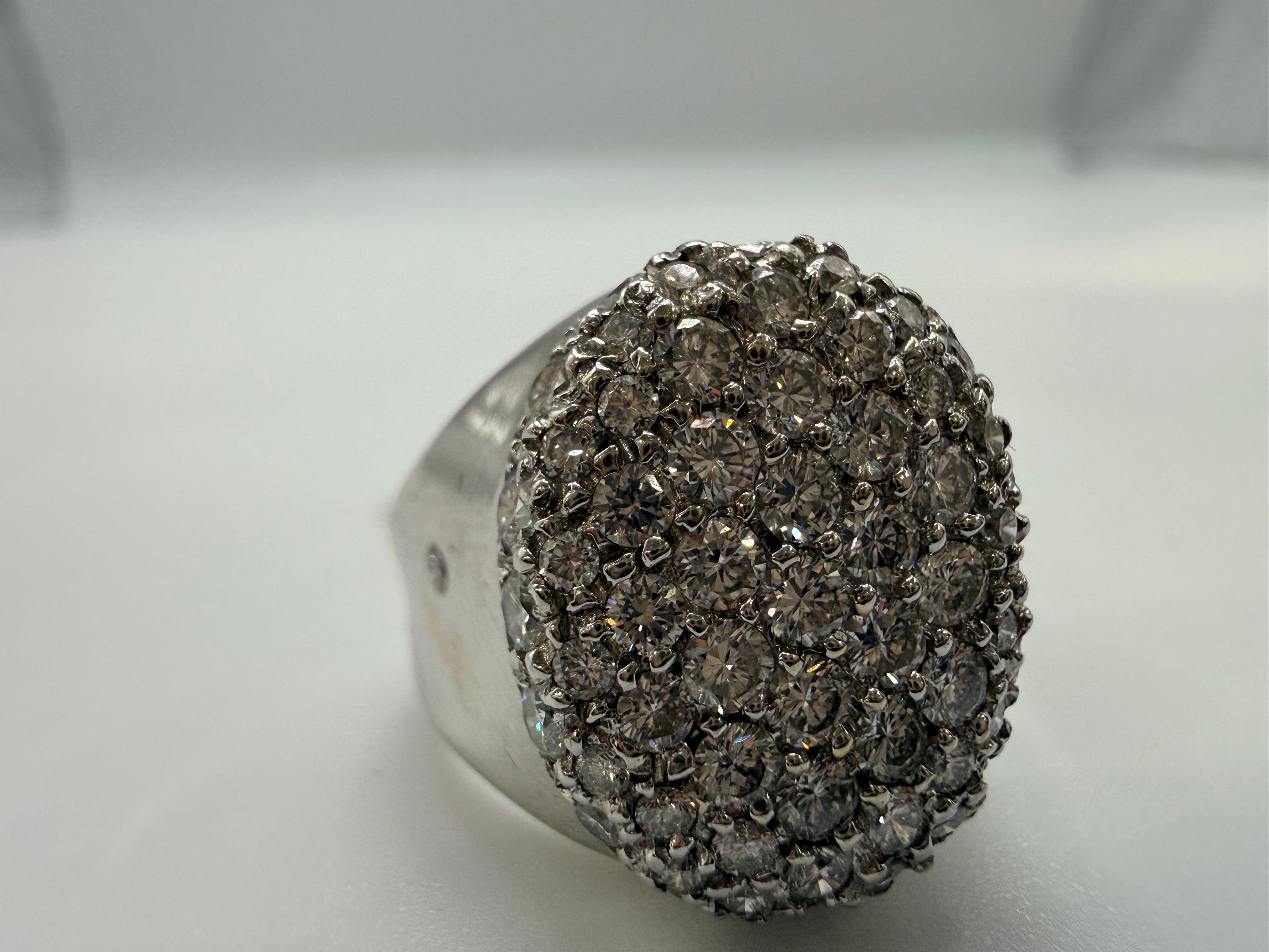 Anillo de diamantes de 3 quilates en oro de 18 quilates, los diamantes son de claridad VS-SI y colores G-H. El anillo está realizado con la técnica del engaste de diamantes en pavé. Talla 5 y se puede cambiar de talla.

**Todos los artículos salen