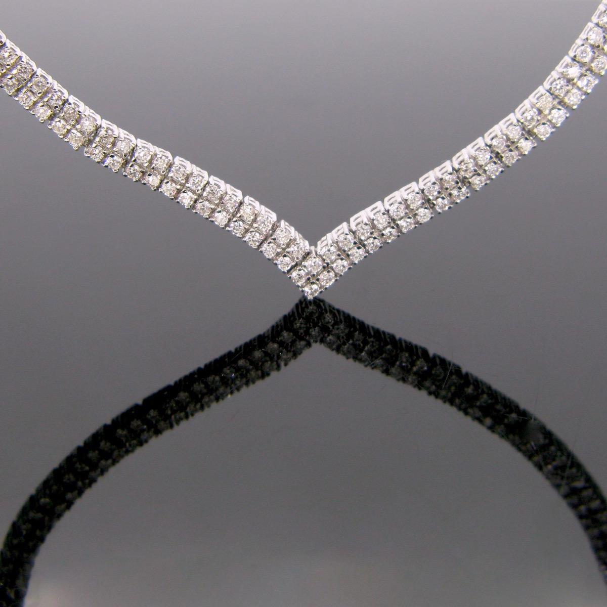 Weight : 48,20gr

Dimensions : 40 cm long X 4,8 mm large

Stones : 100 Diamonds
-Cut: Brilliant
-Totat Carat weight: 3ct approximately
-Colour: G/H 
-Clarity: VS

Metal : 18kt white gold

Condition :Very good

Hallmarks : UK

An elegant Riviere