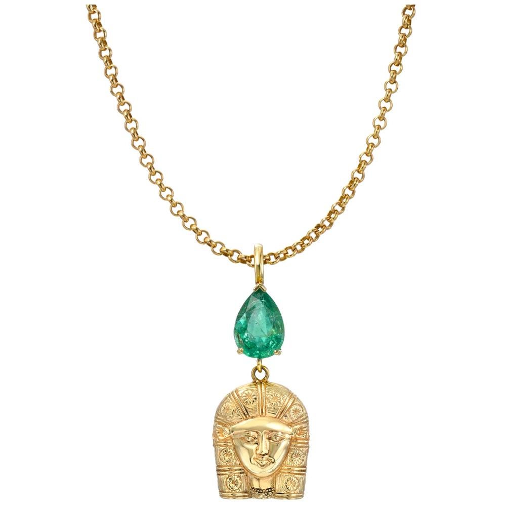 Pendentif Hathor déesse égyptienne en or 14 carats avec émeraude de 3 carats en vente