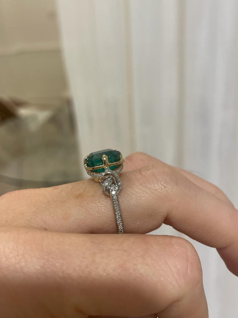 3ct Emerald in Forget Me Knot Ring Platinum and 22ct Yellow Gold For Sale 8