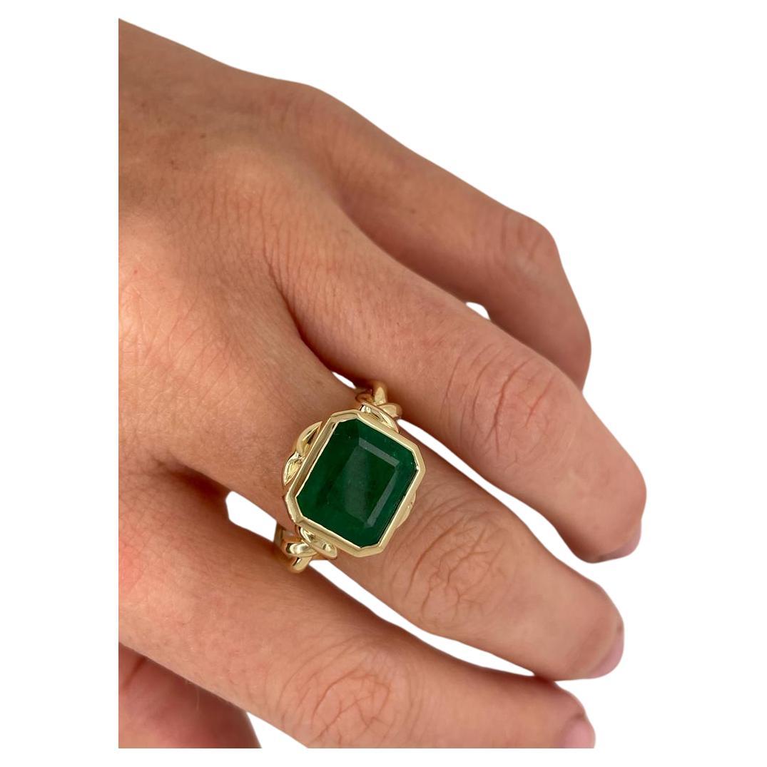 Sonderanfertigung * 

Vergissmeinnicht-Ring im Knoten-Stil mit einem natürlichen 3-karätigen Smaragd, gefasst in 18-karätigem Gelbgold

Der Smaragd wird auf Bestellung für Ihre Fingergröße angefertigt. Wenden Sie sich an unseren Designer, um Ihren