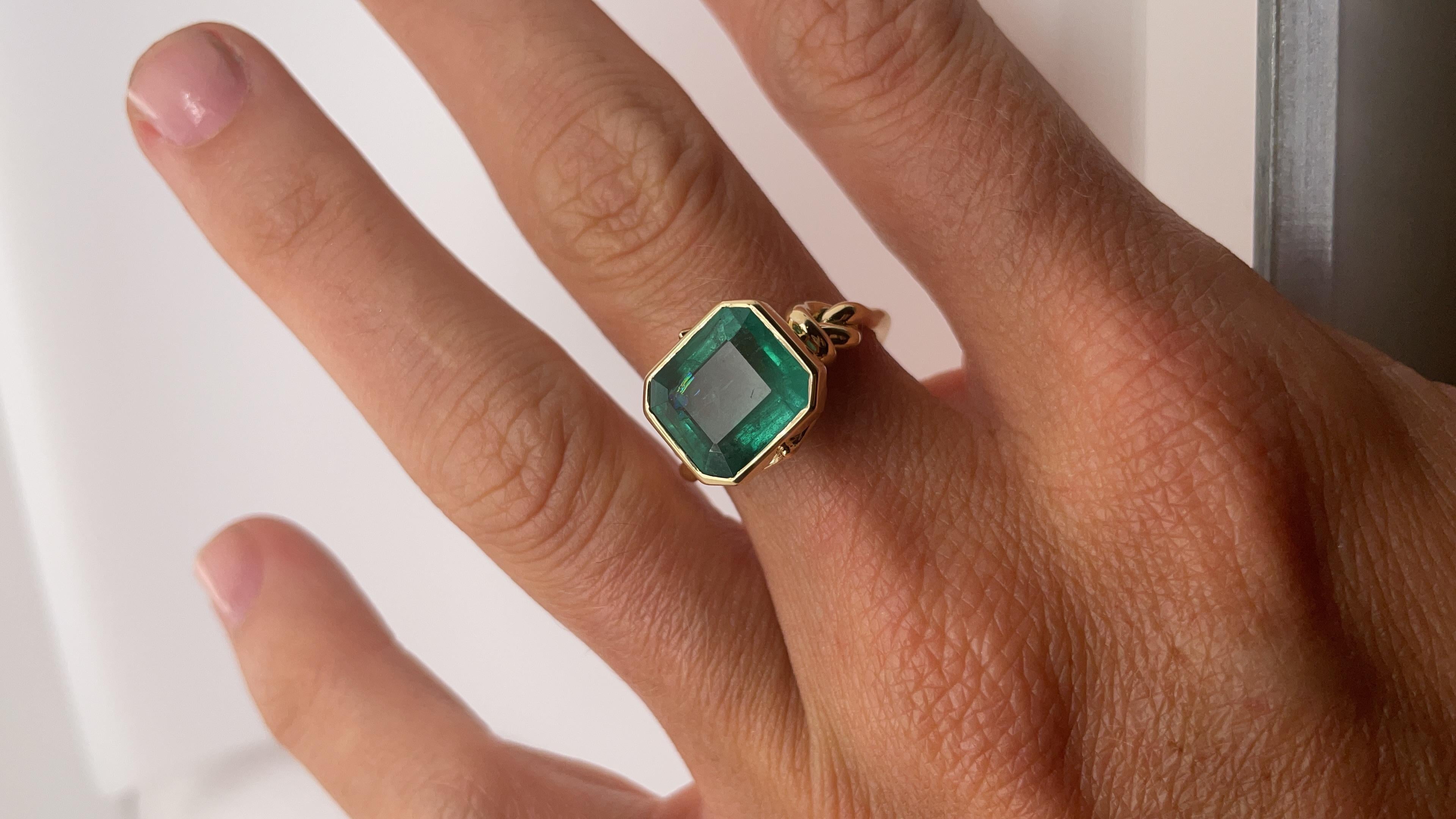 3ct Emerald Ring in 18ct Yellow Gold In New Condition For Sale In Brisbane, AU