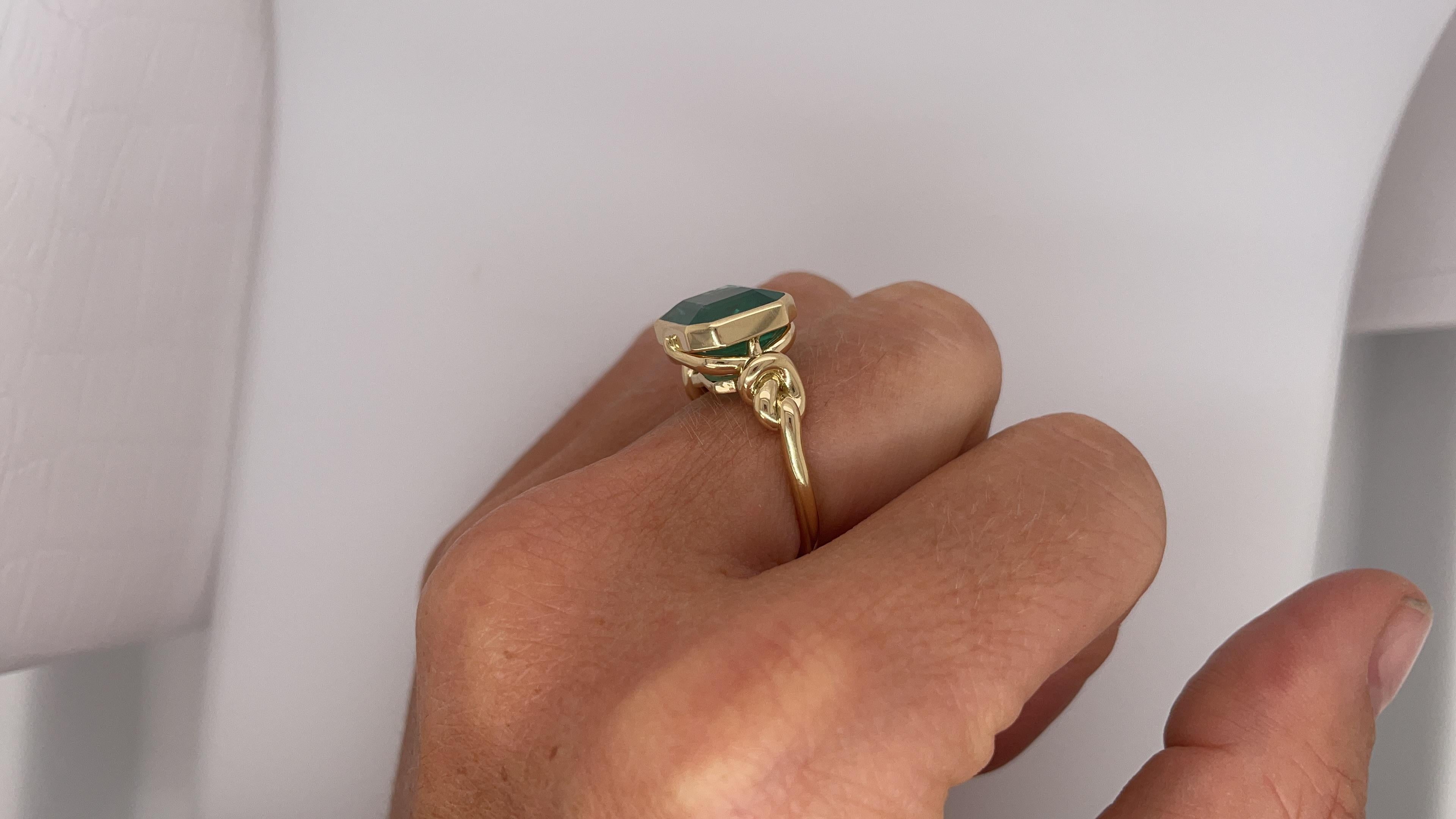 3ct Emerald Ring in 18ct Yellow Gold For Sale 1