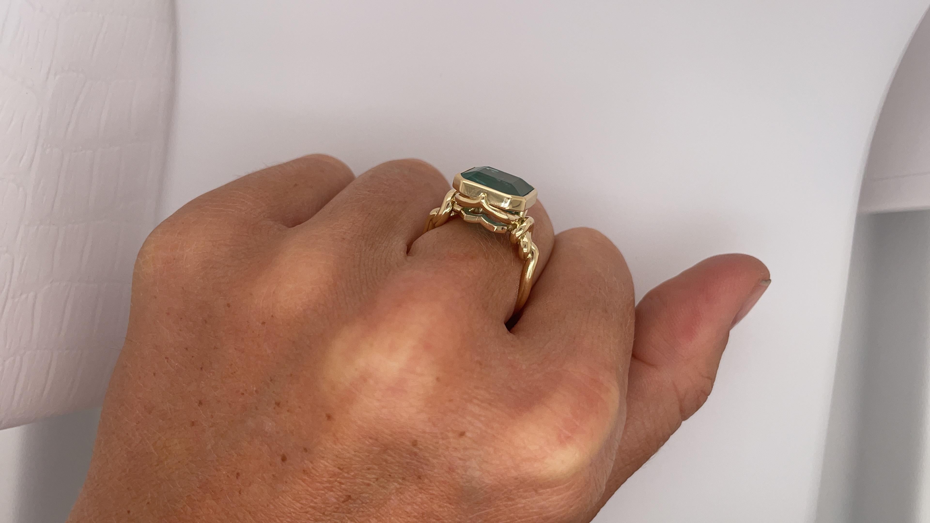 3ct Emerald Ring in 18ct Yellow Gold For Sale 2