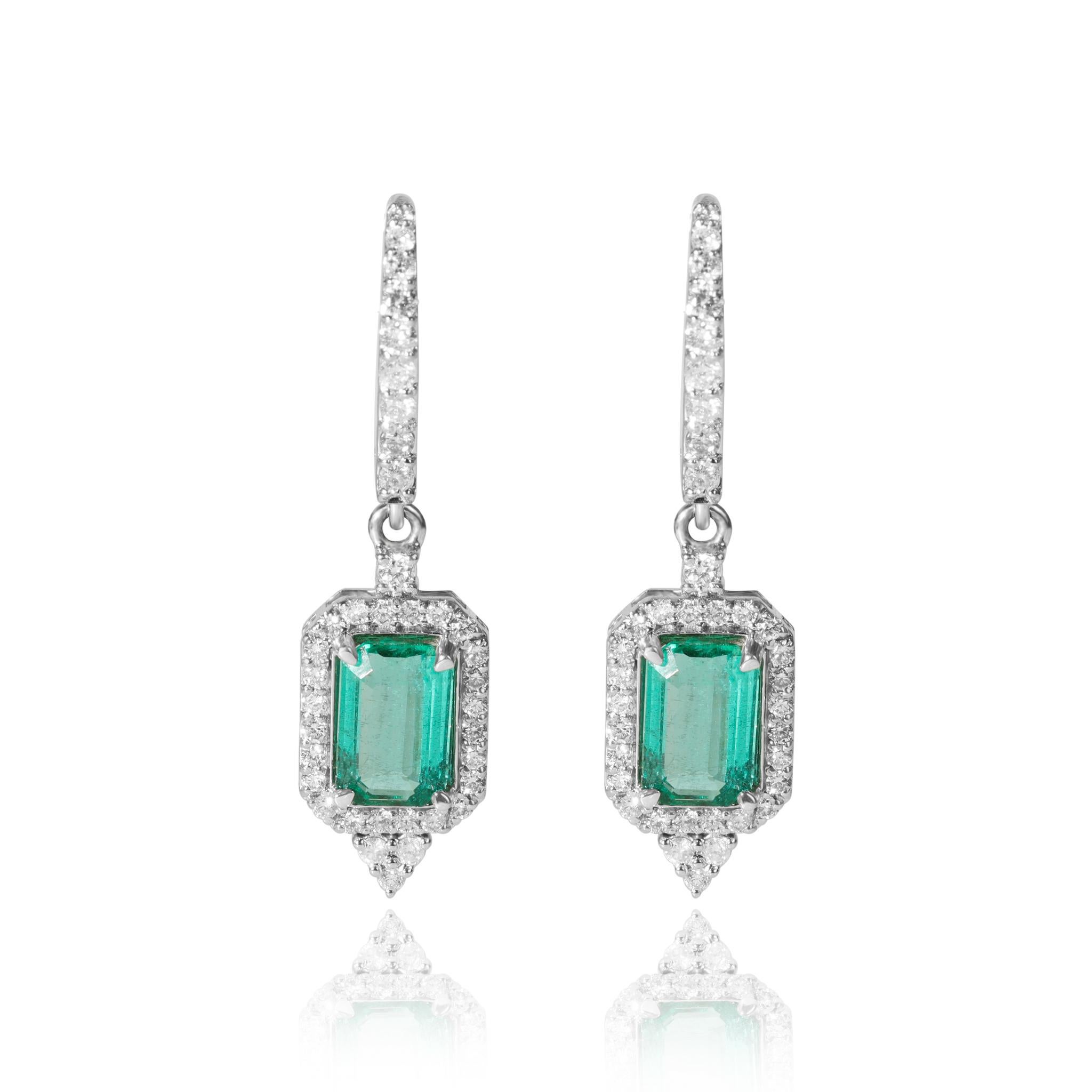3ct Exceptional Natural Emerald Diamond Dangle Earrings, Halo Diamond 18k gold In New Condition For Sale In Jaipur, RJ