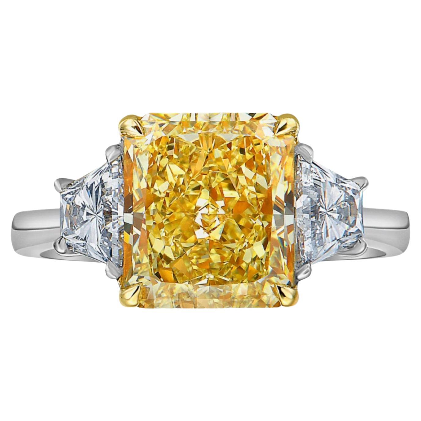 Anillo de compromiso de diamantes de corte radiante alargado amarillo fantasía de 3 ct