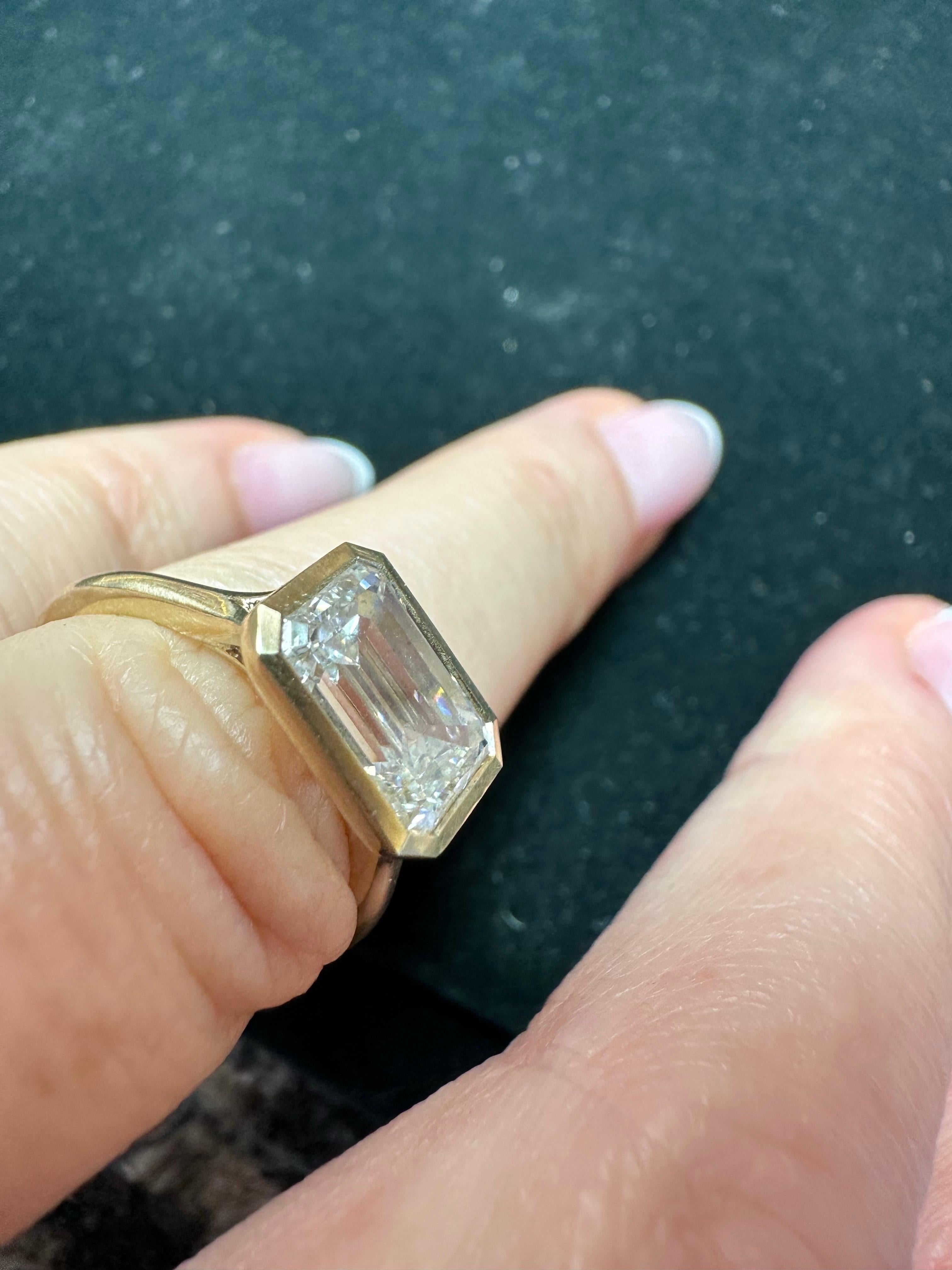 Bague de fiançailles solitaire moderne en diamant et émeraude certifiée GIA de 3 carats 18 carats Neuf - En vente à Boca Raton, FL