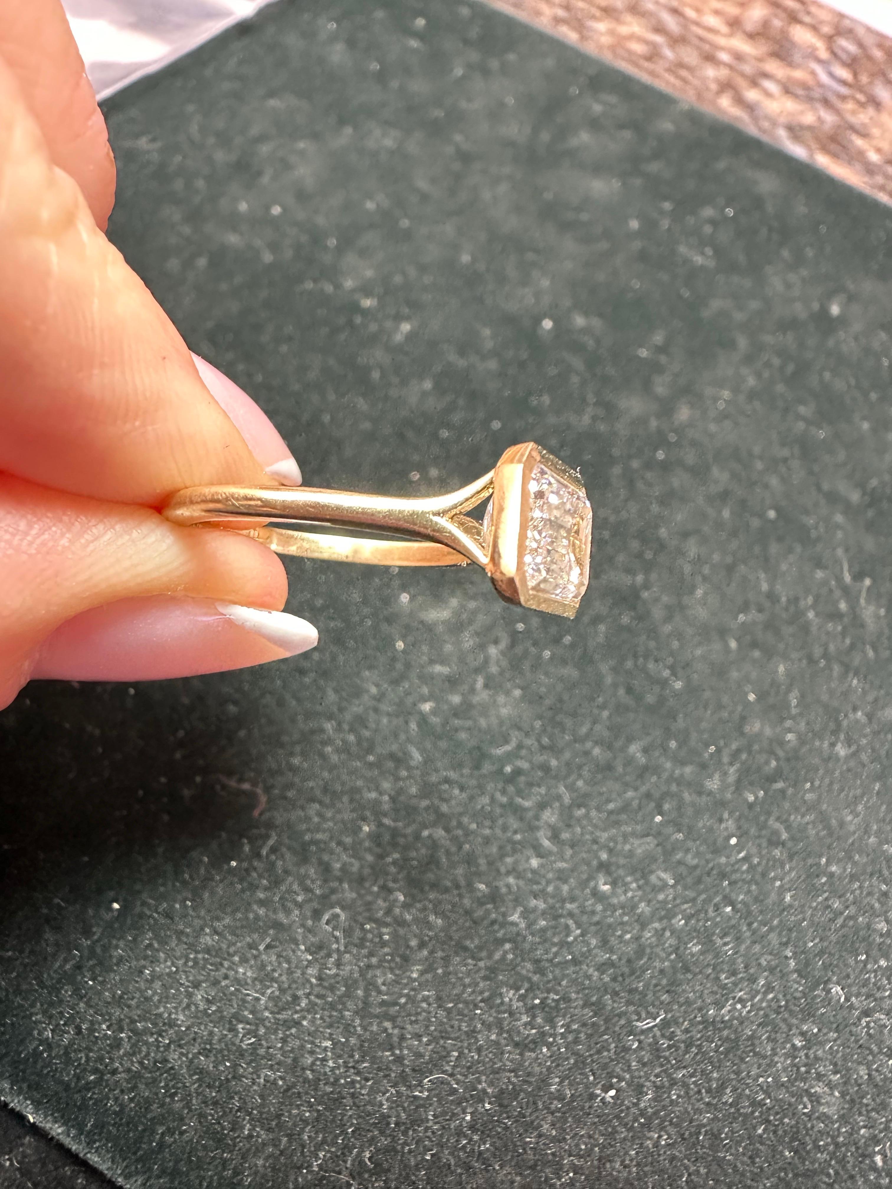 Bague de fiançailles solitaire moderne en diamant et émeraude certifiée GIA de 3 carats 18 carats Unisexe en vente