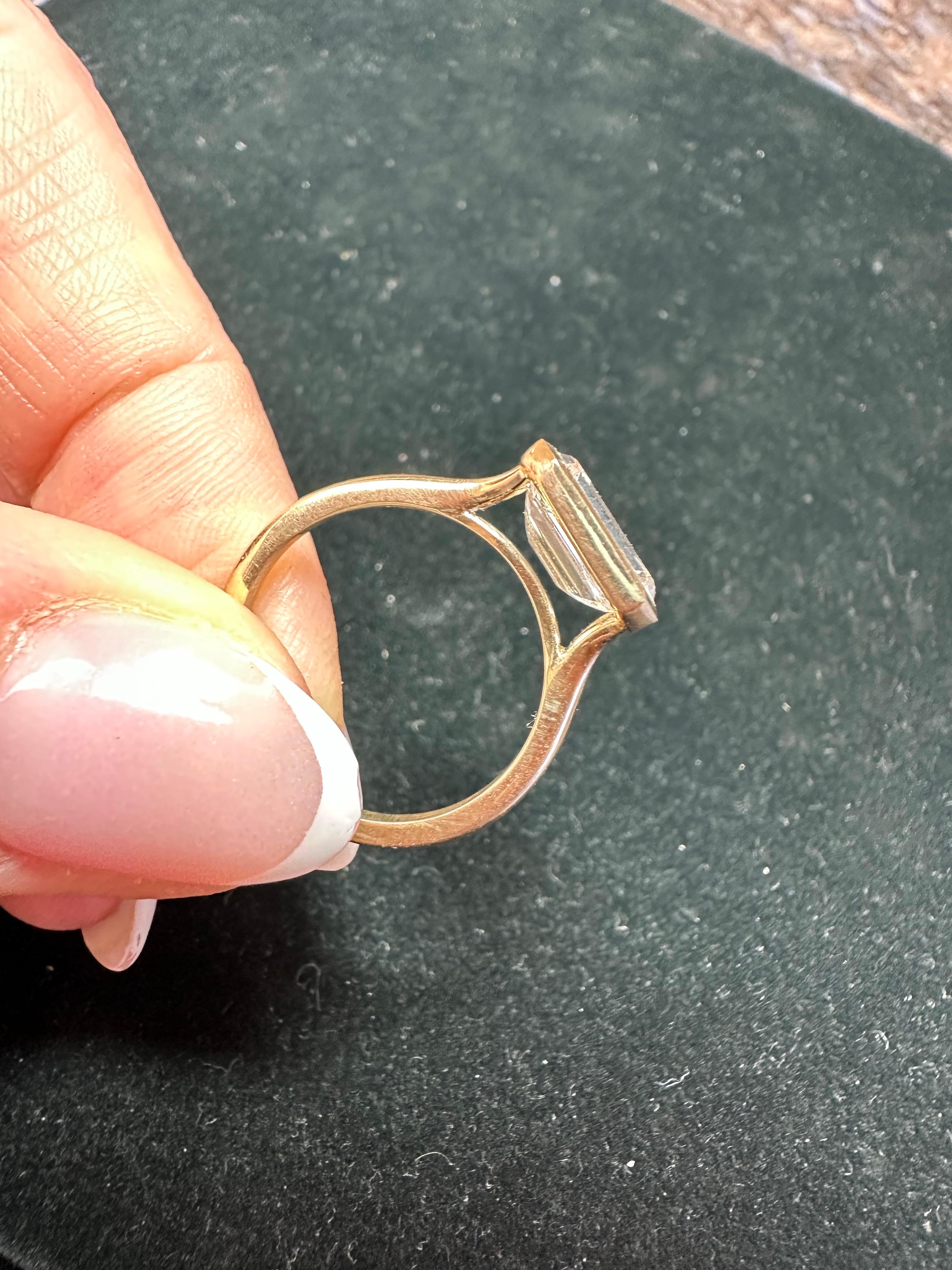 Bague de fiançailles solitaire moderne en diamant et émeraude certifiée GIA de 3 carats 18 carats en vente 1