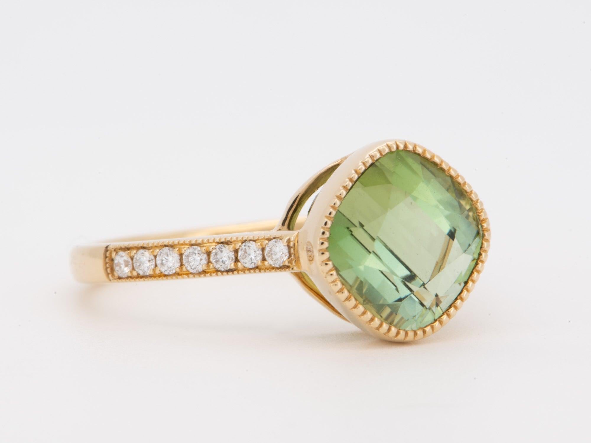 Bague de fiançailles en or 14K sertie en diagonale d'une tourmaline verte de 3ct avec anneau en diamant Neuf - En vente à Osprey, FL