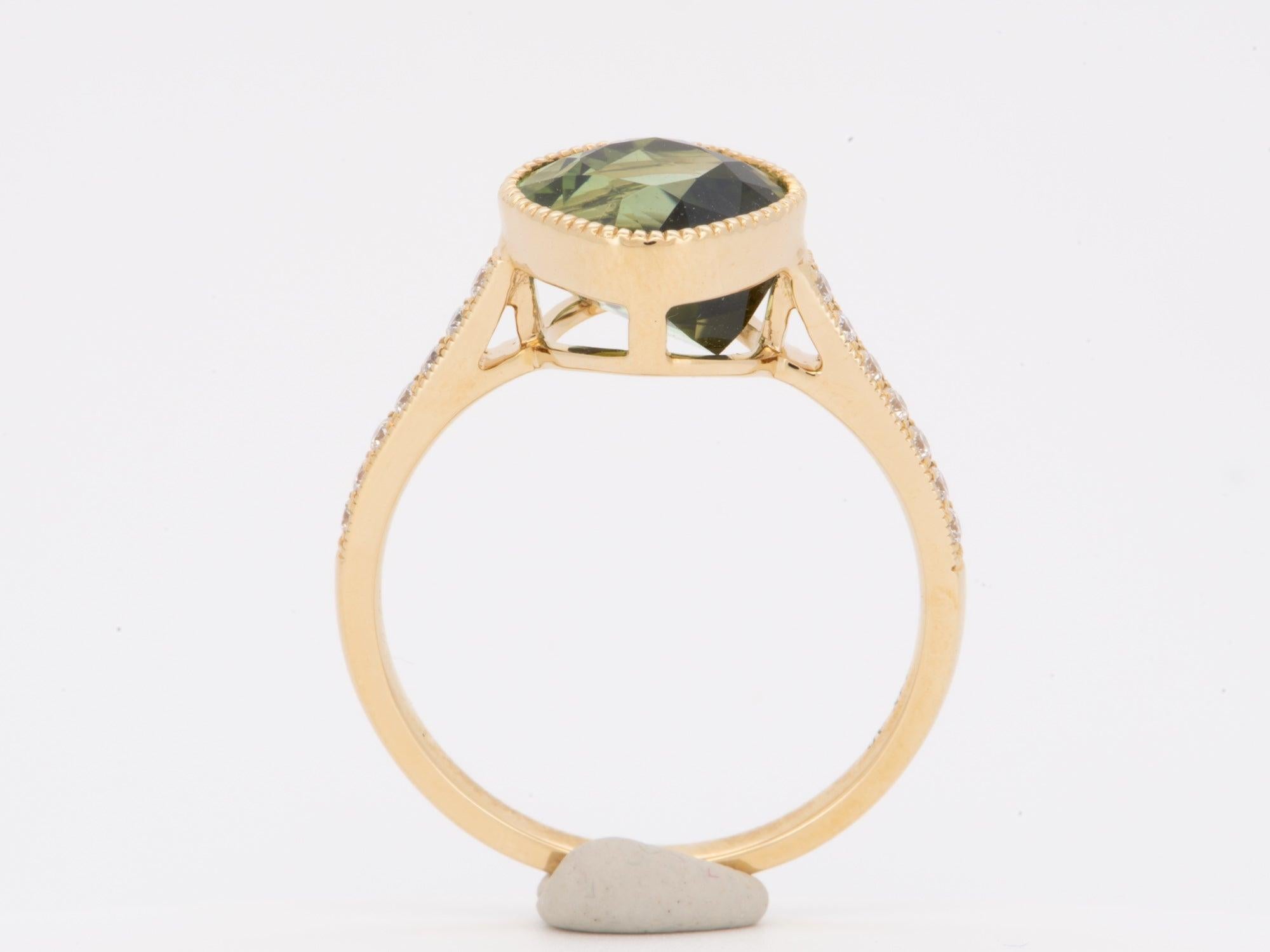 Bague de fiançailles en or 14K sertie en diagonale d'une tourmaline verte de 3ct avec anneau en diamant Unisexe en vente