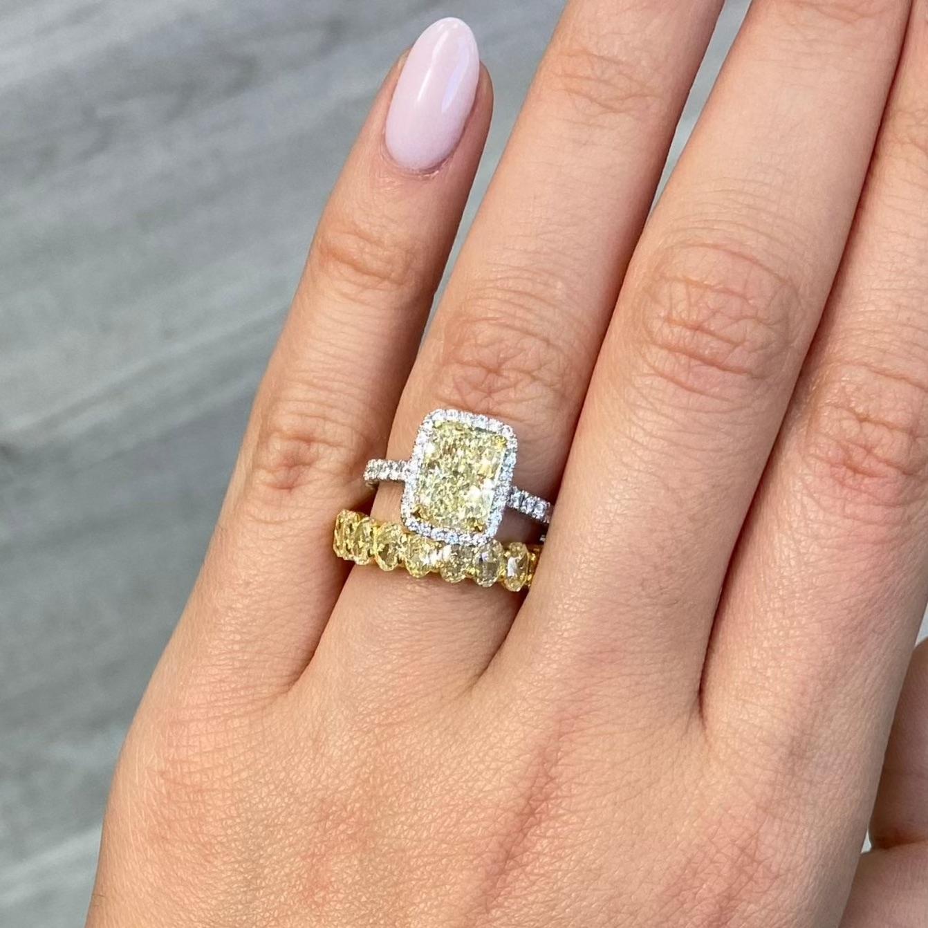 Women's 3ct Light Yellow Radiant Cut Diamond Halo Engagement Ring For Sale