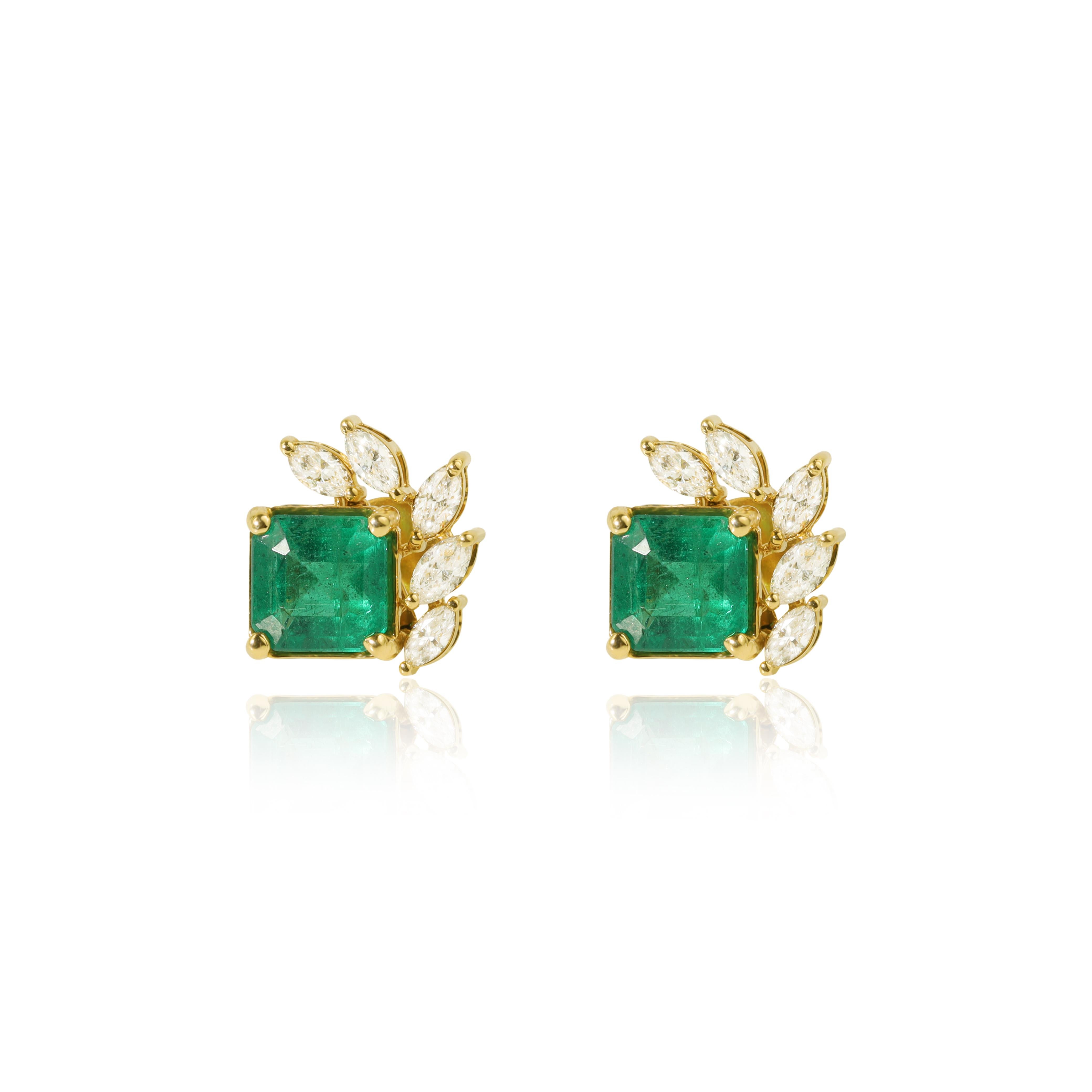 4 Carat Zambian Emerald and Natural Diamond Halo Earring In 18K Solid Gold (Émeraude zambienne et diamant naturel) en vente 1