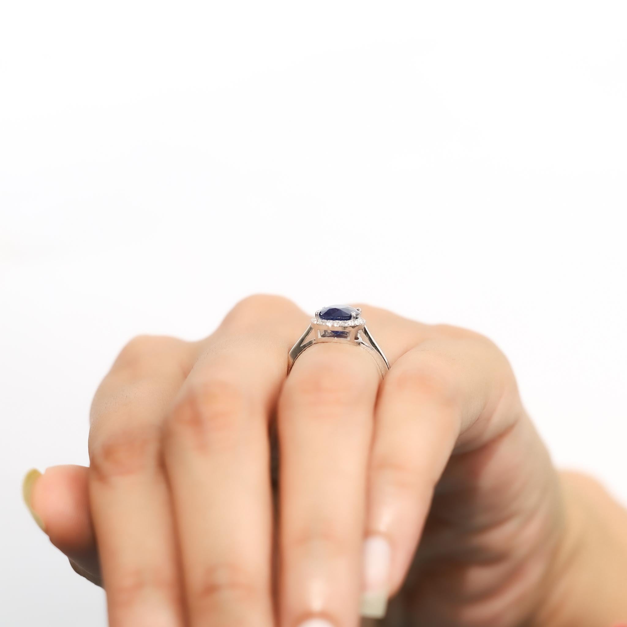 Anillo de compromiso con halo de diamantes y zafiro azul ovalado natural de 3 ct -Oro blanco de 18 quilates en venta 4