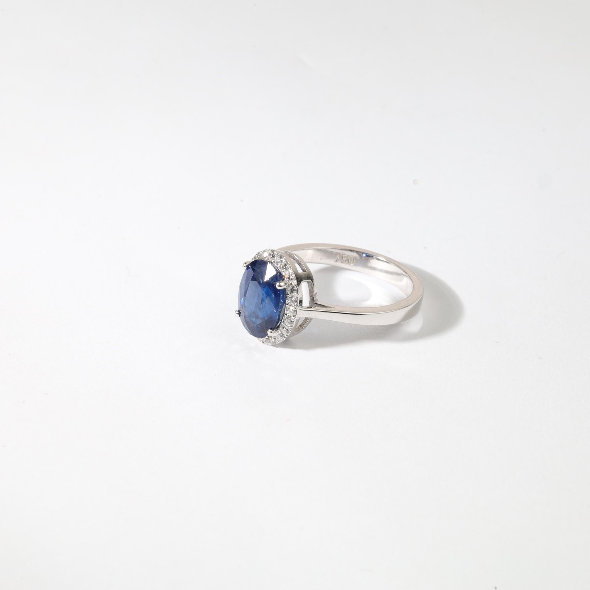 💎 Descripción del producto:
Una obra maestra de elegancia atemporal, este Anillo de Compromiso Halo exhibe un fascinante zafiro azul natural talla oval de aprox. 3,15 ct. Conocido por su profundo tono azul real, el zafiro irradia poder y